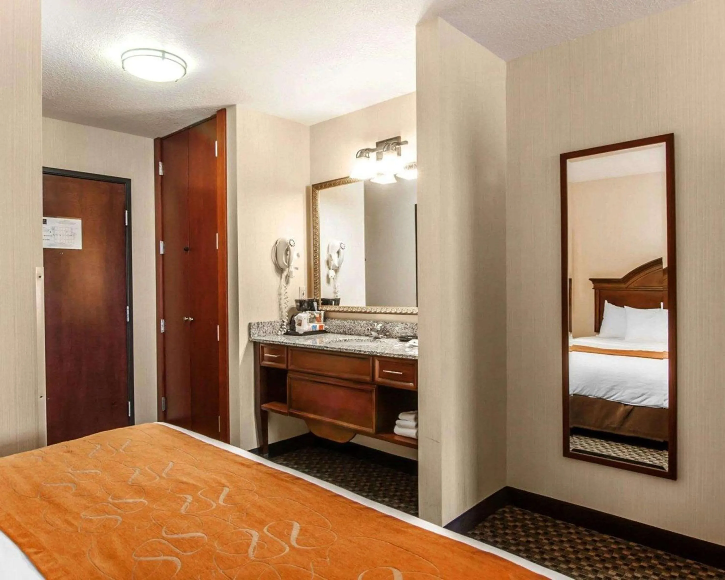 Bedroom, Bed in Comfort Suites Corvallis