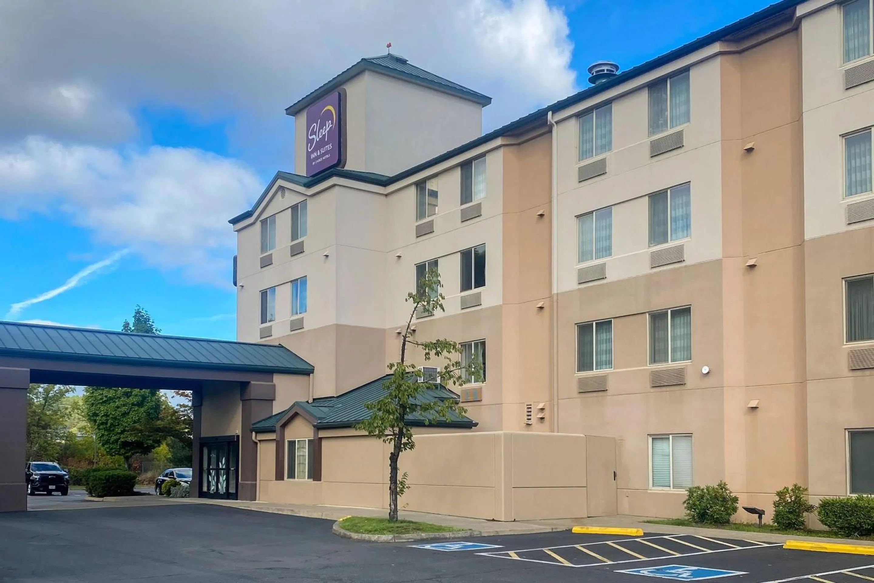 Property building in Sleep Inn & Suites Roseburg North Near Medical Center