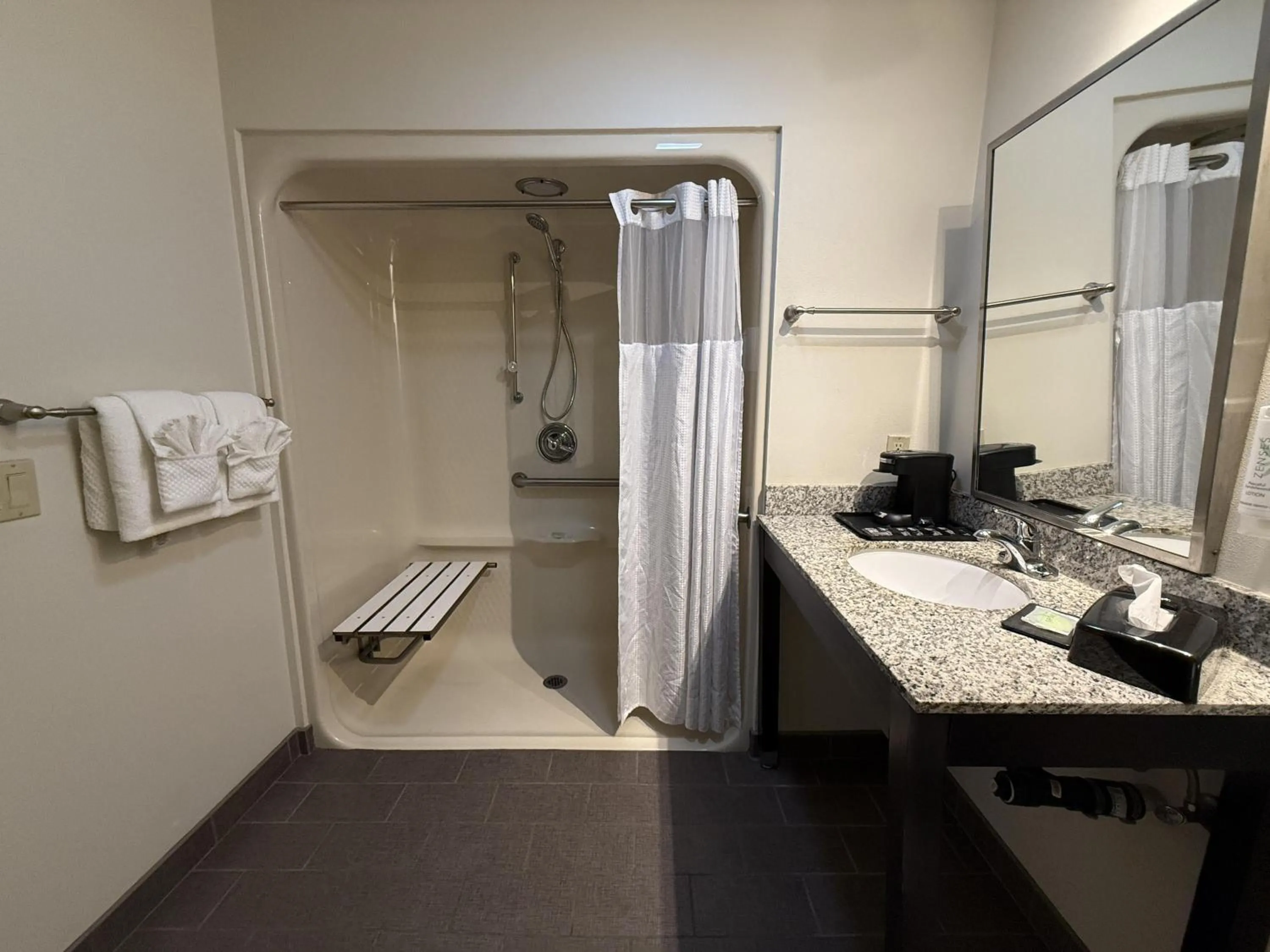 Bathroom in SureStay by Best Western Roseburg