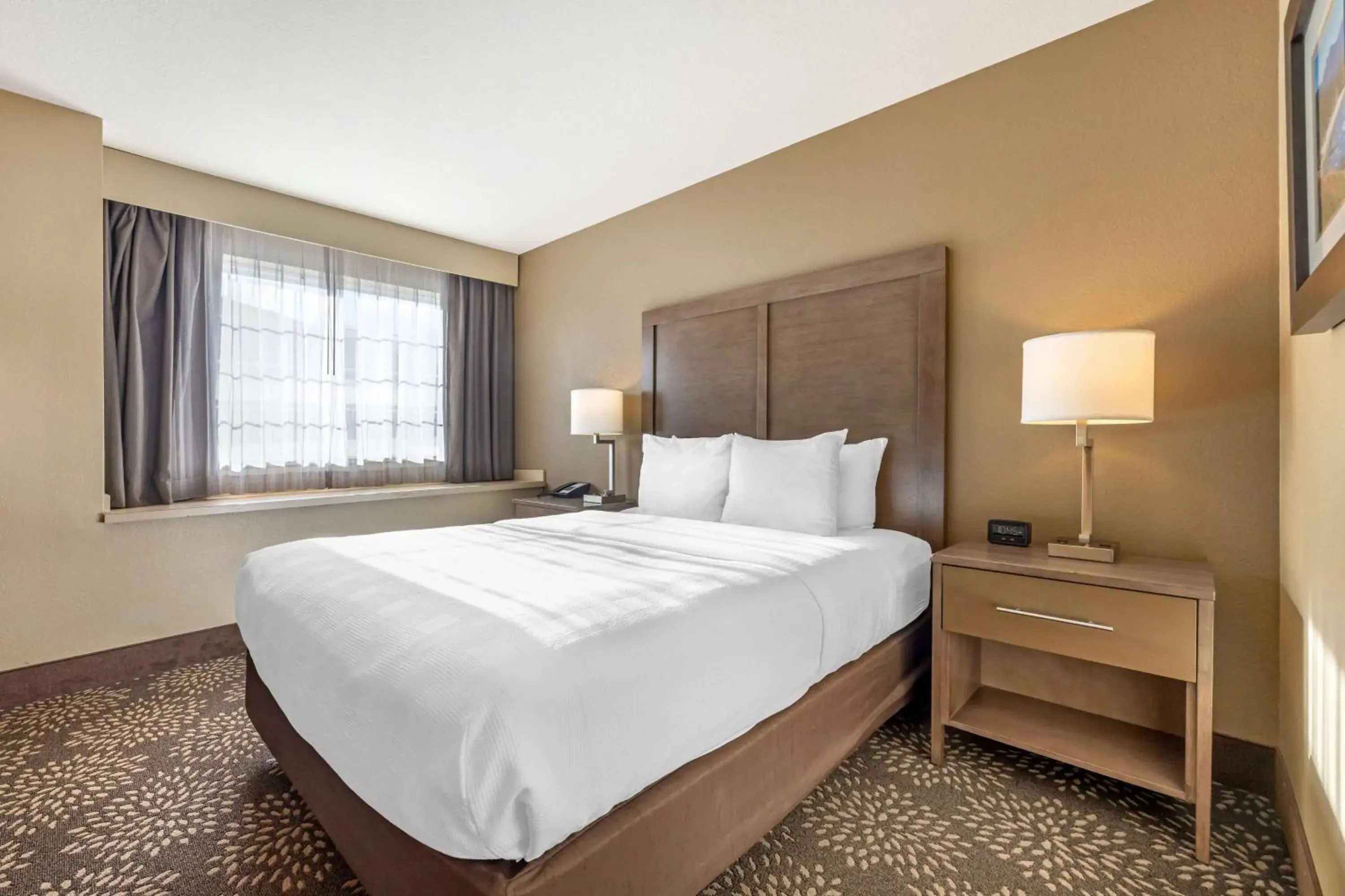 Queen Room - Non-Smoking in Best Western Columbia River Waterfront Hotel Astoria Queen Room - Non-Smoking in Best Western Columbia River Waterfront Hotel Astoria