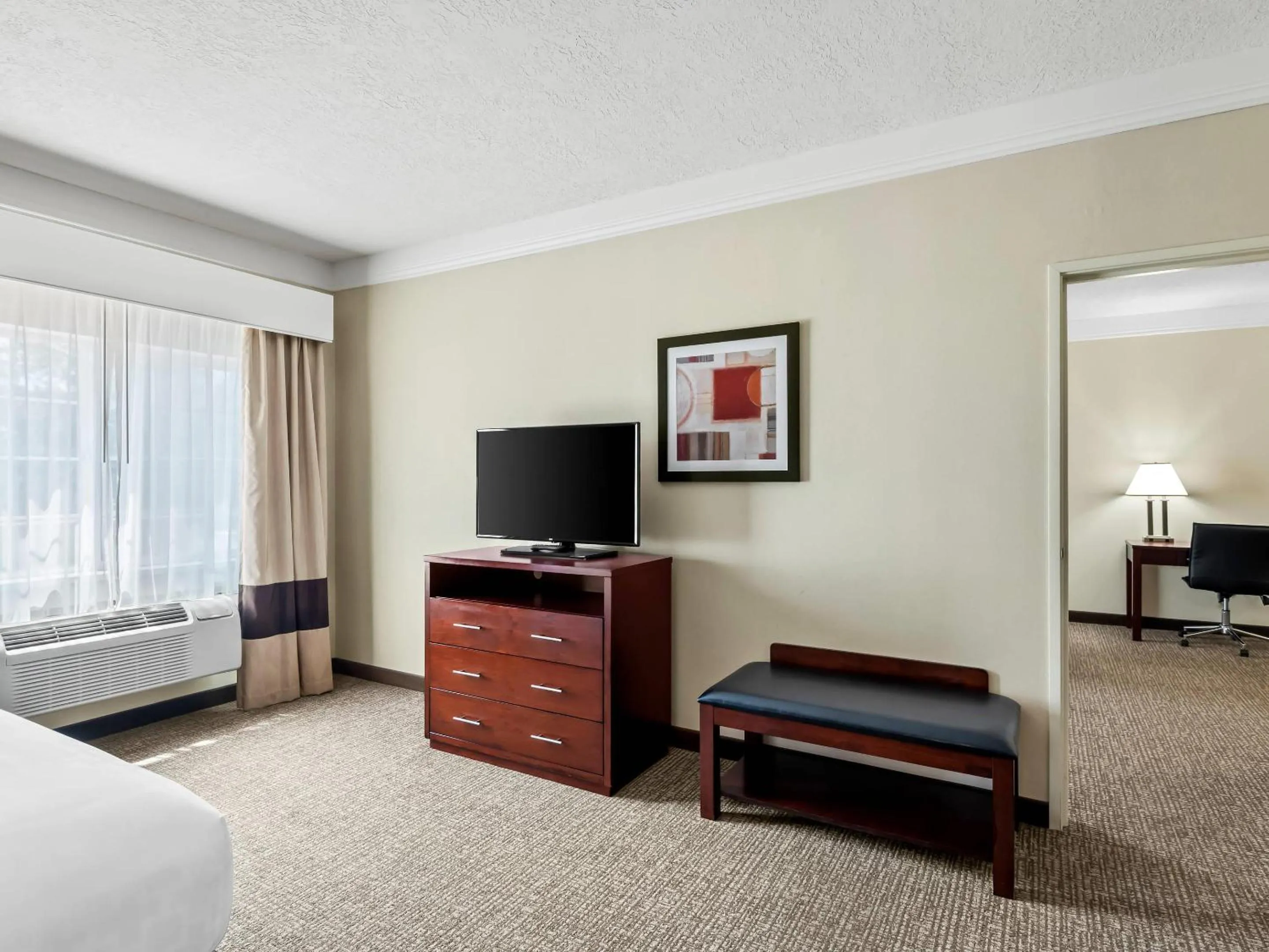 Bedroom, Bed in Comfort Suites Linn County Fairground and Expo