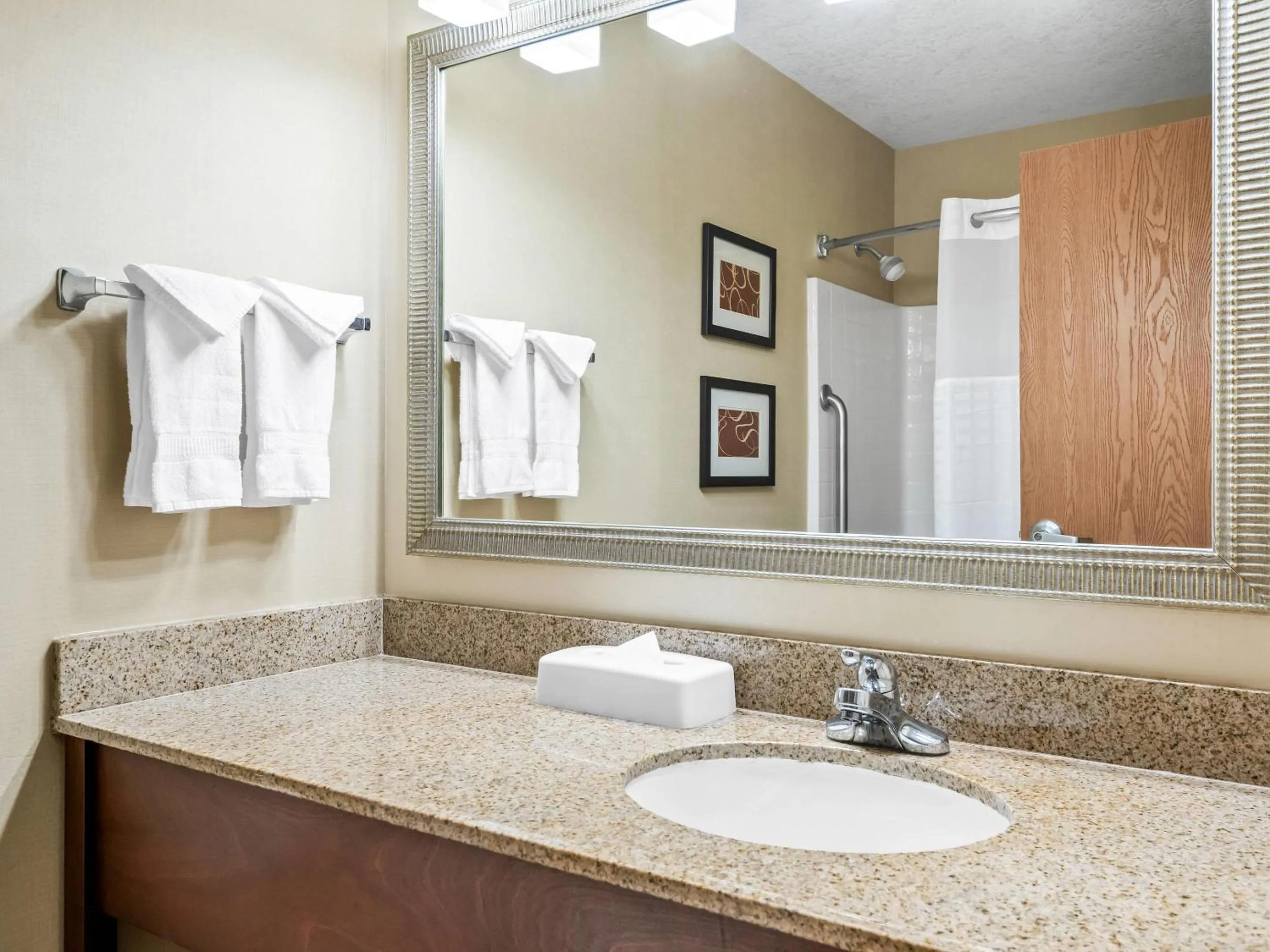 Bedroom in Comfort Suites Linn County Fairground and Expo