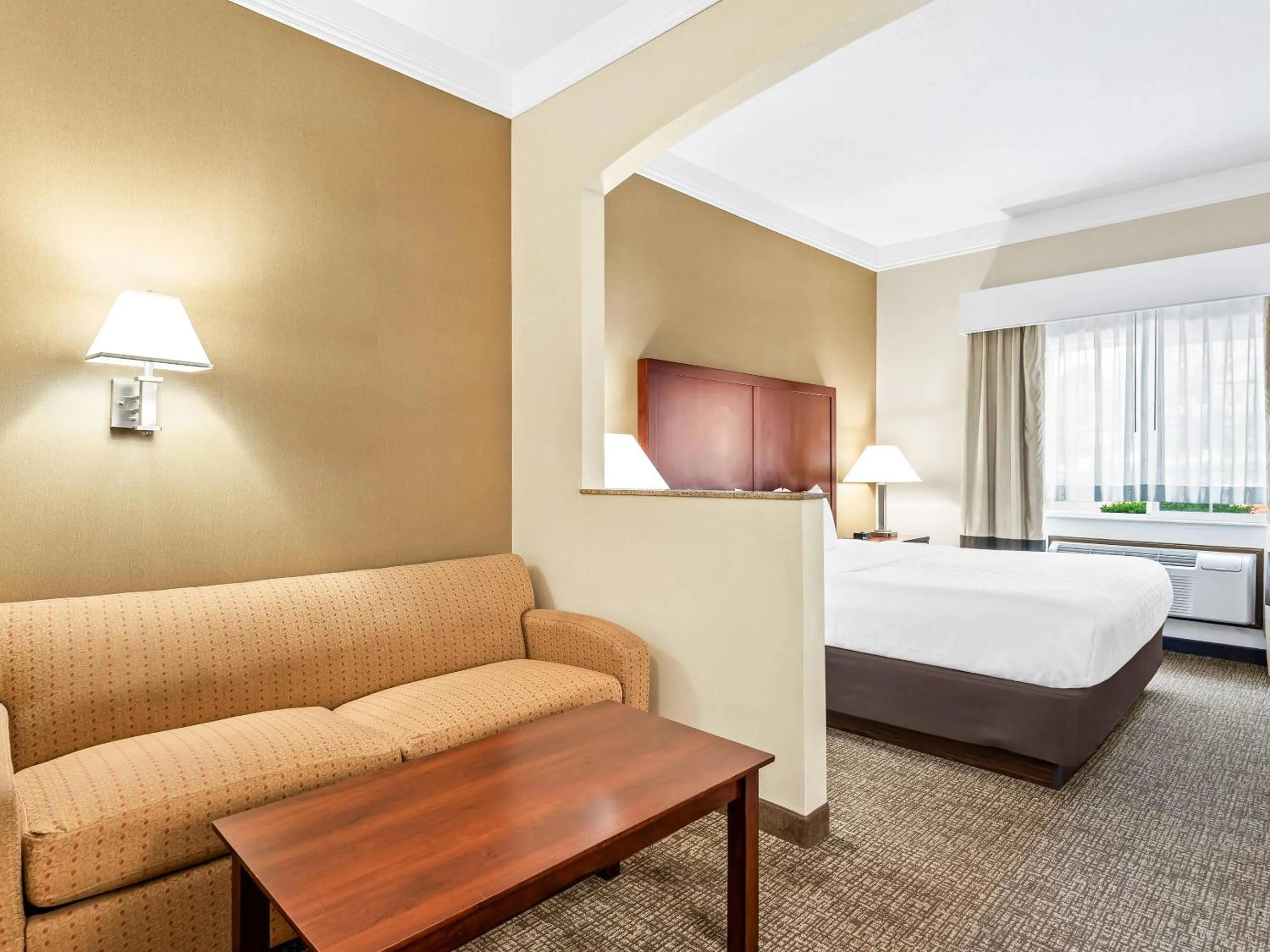 Bedroom, Bed in Comfort Suites Linn County Fairground and Expo