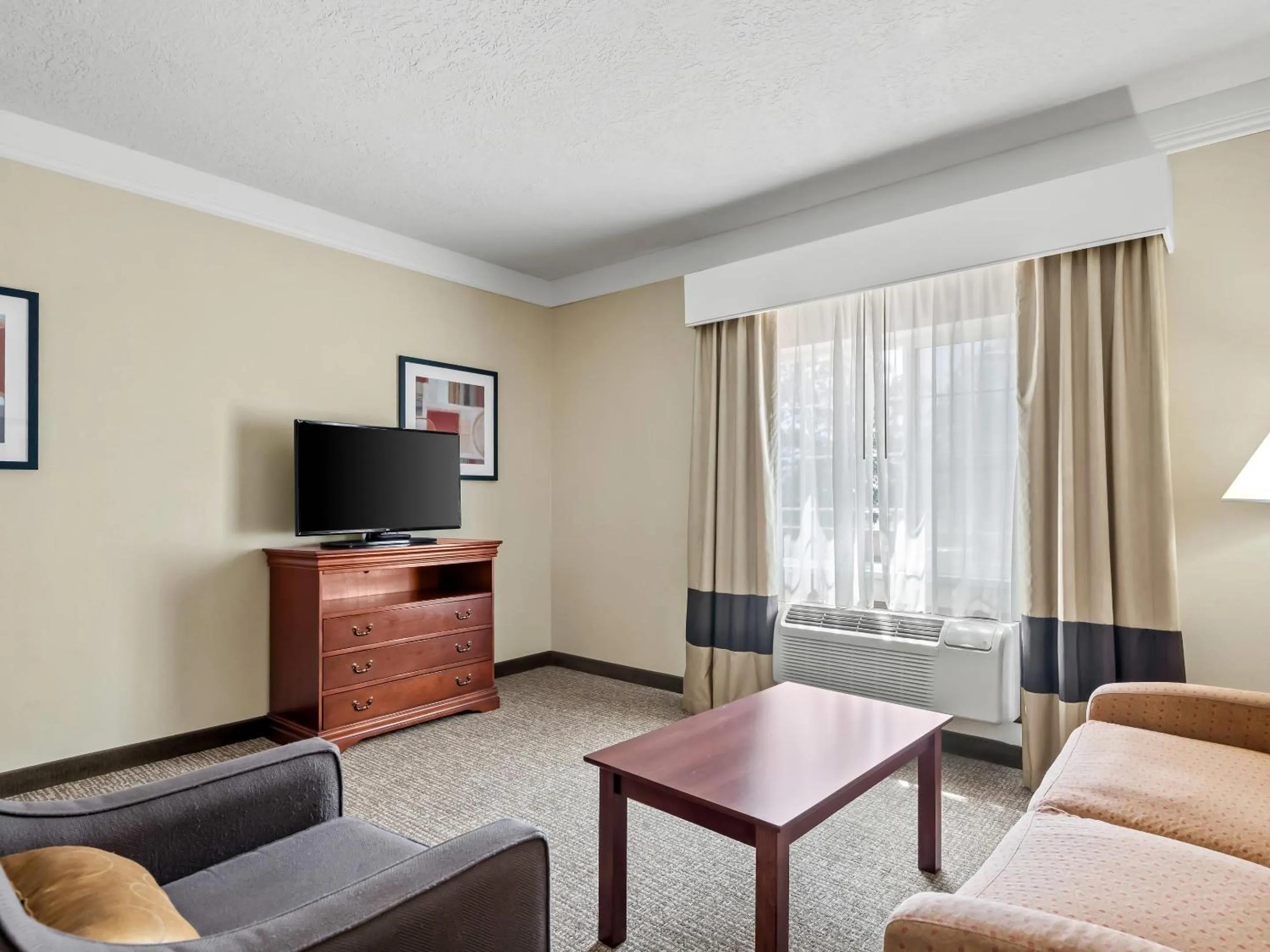 Bedroom in Comfort Suites Linn County Fairground and Expo