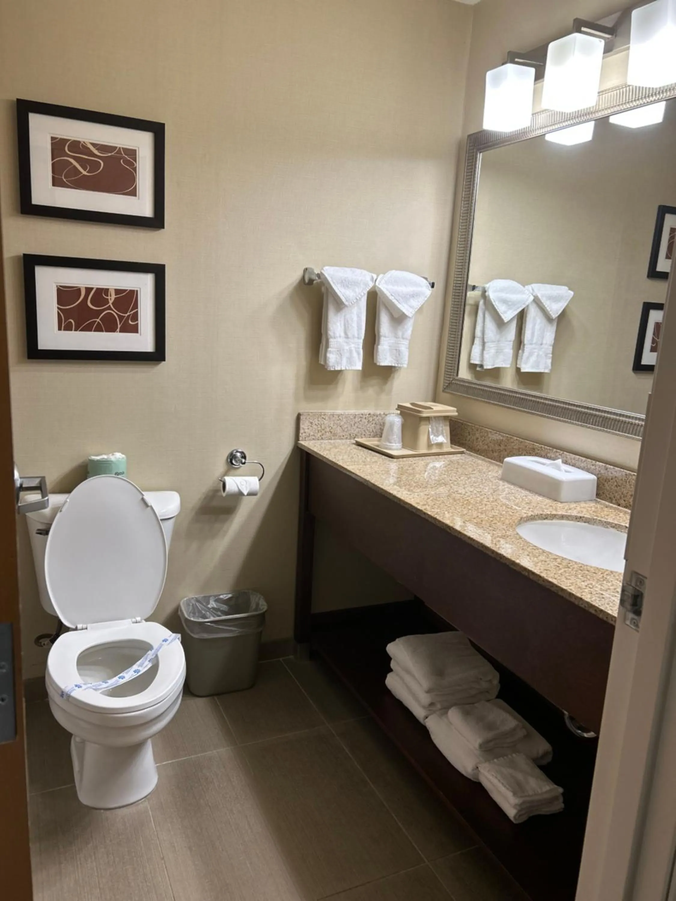 Property building in Comfort Suites Linn County Fairground and Expo