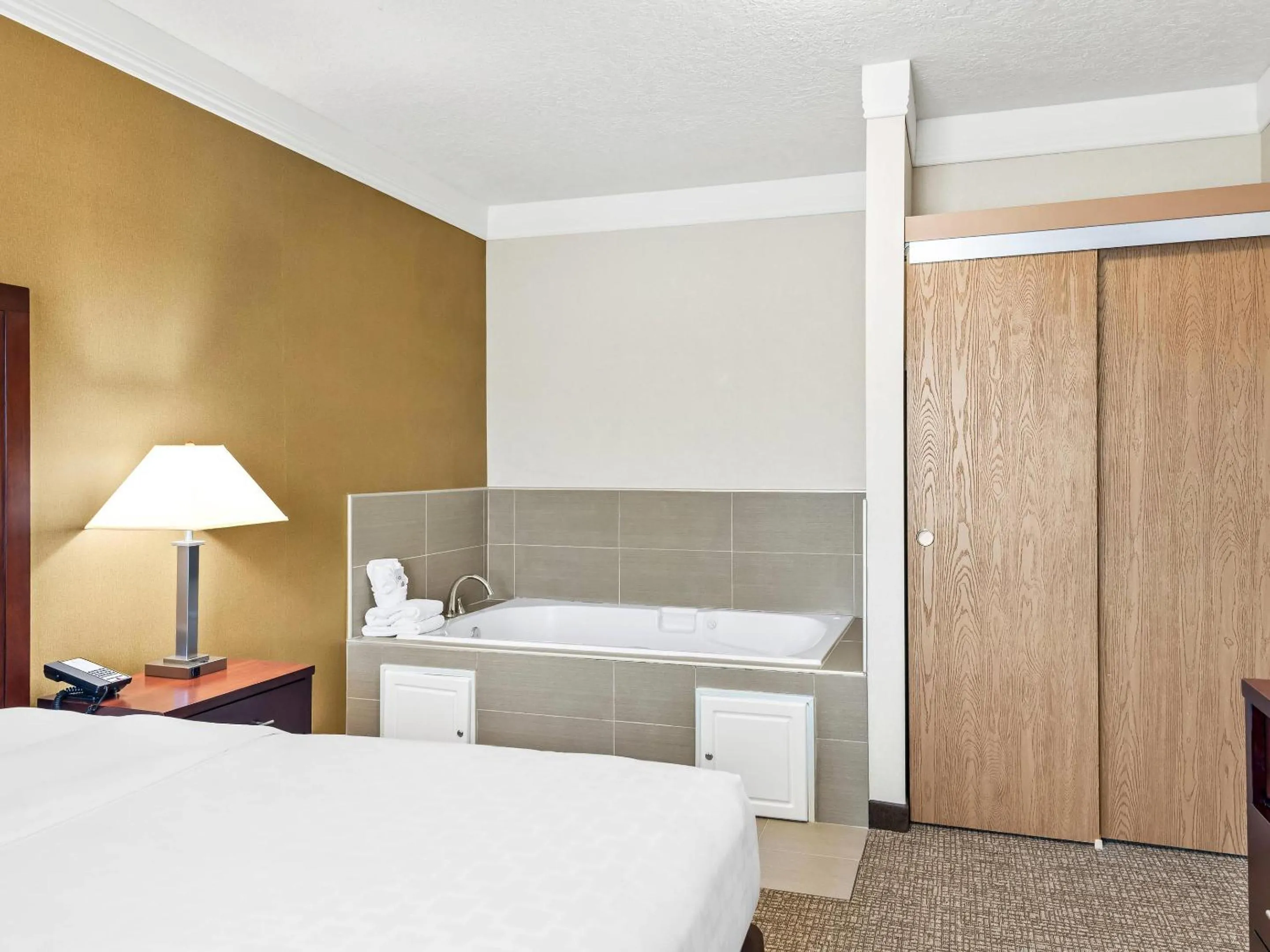 Bedroom, Bed in Comfort Suites Linn County Fairground and Expo
