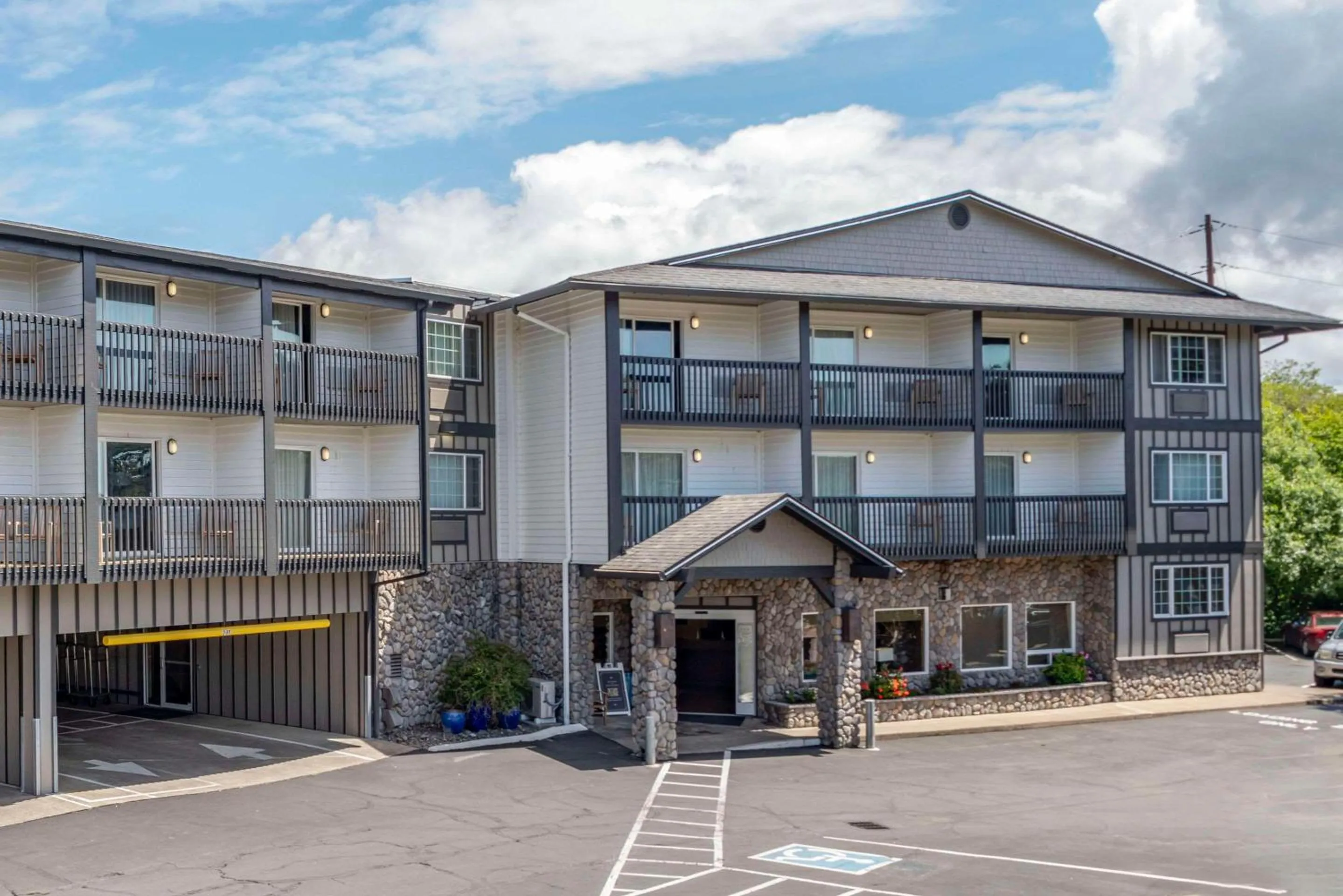 Property building in Comfort Inn & Suites Lincoln City