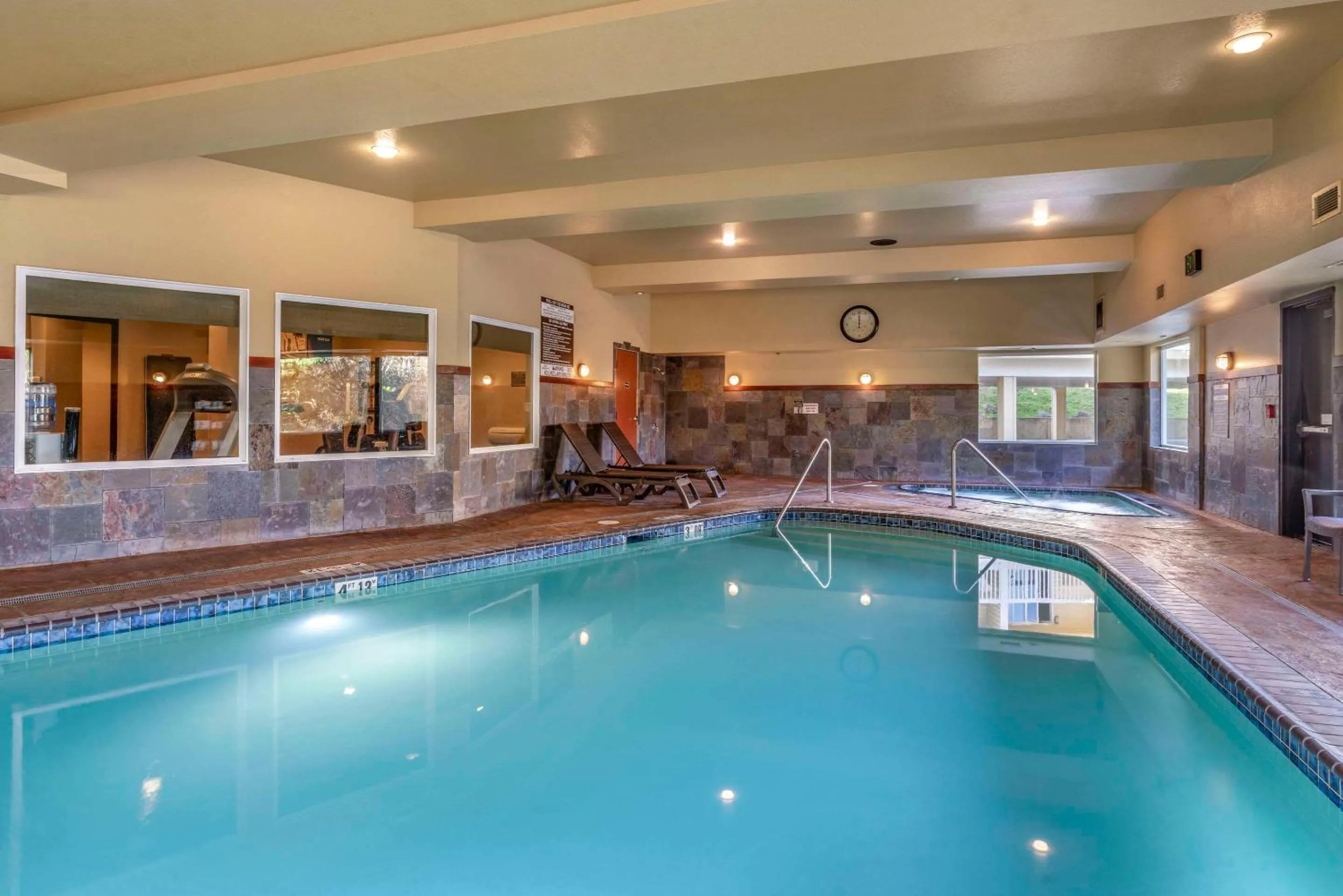 Swimming pool in Comfort Inn & Suites Lincoln City