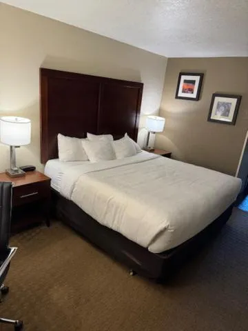 Bed in Comfort Inn & Suites Lincoln City