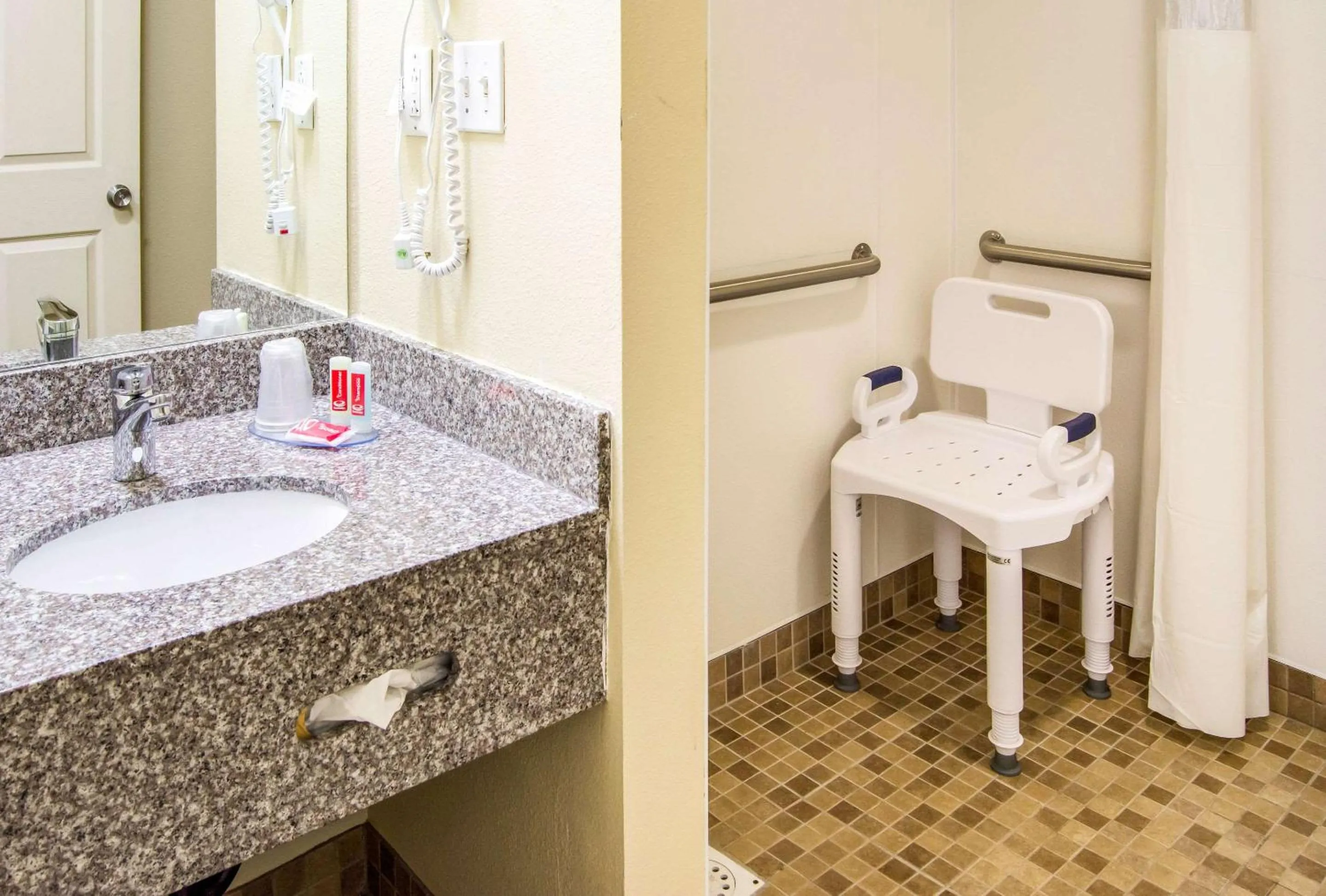 Bedroom in Econo Lodge Newport