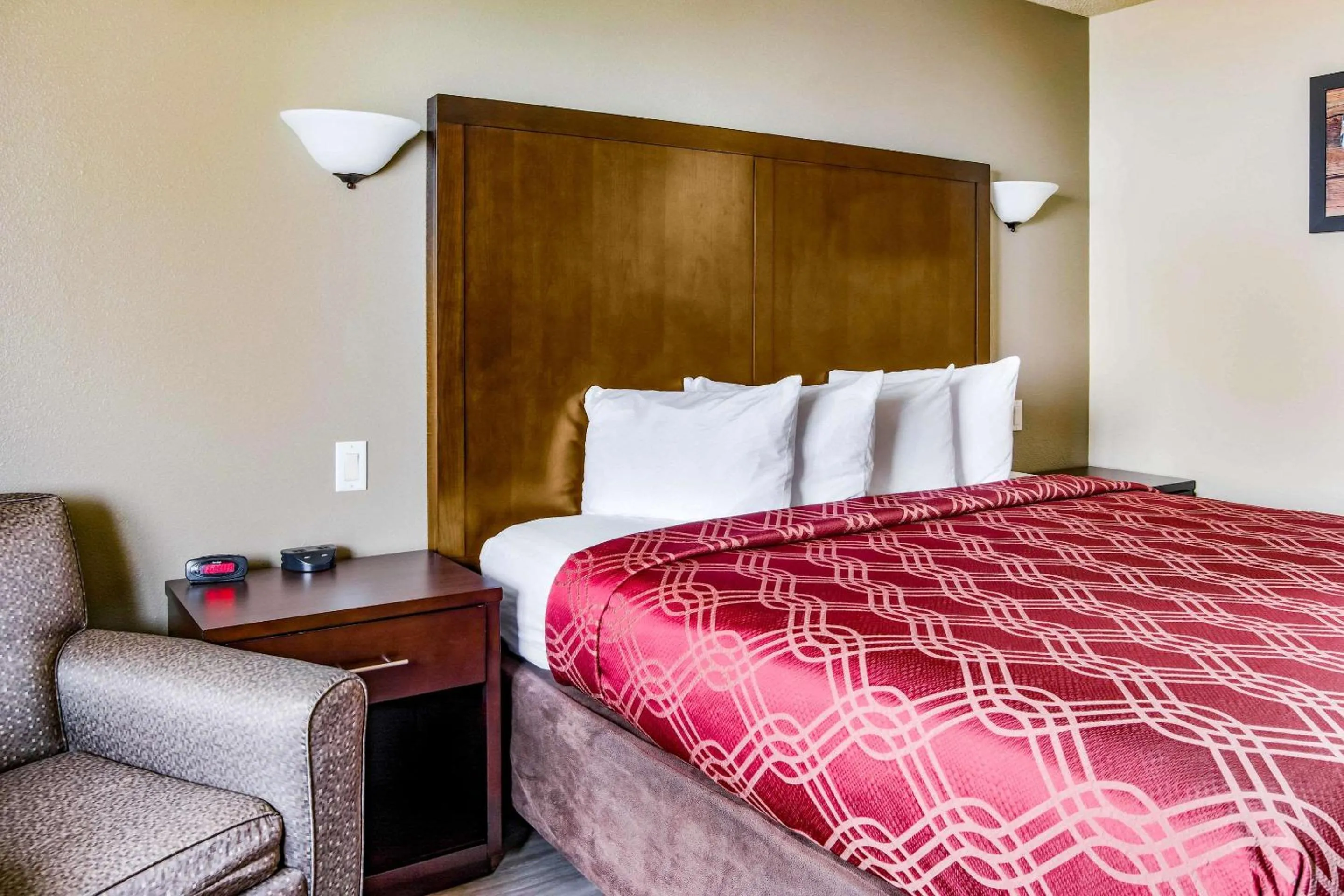 Bedroom, Bed in Econo Lodge Newport