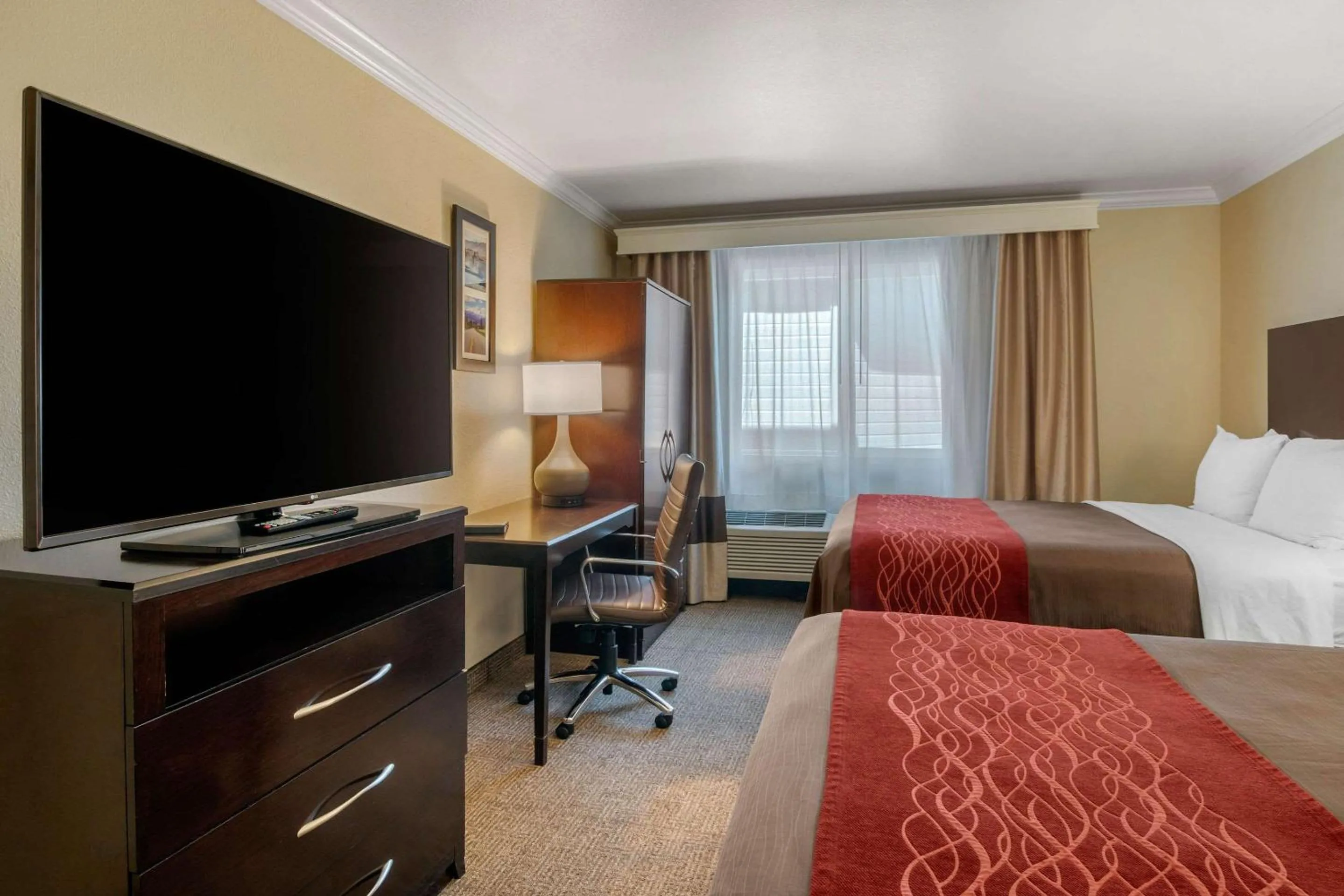Photo of the whole room, Bed in Comfort Inn Columbia Gorge