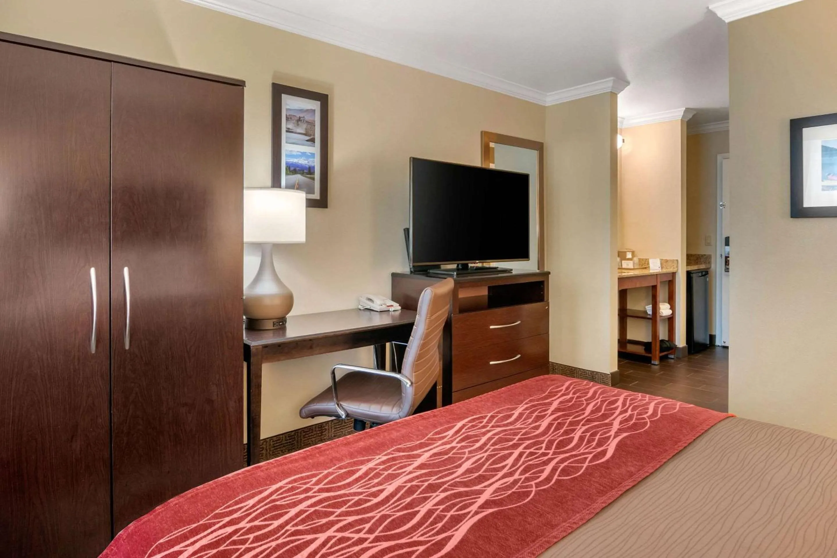 Photo of the whole room, Bed in Comfort Inn Columbia Gorge