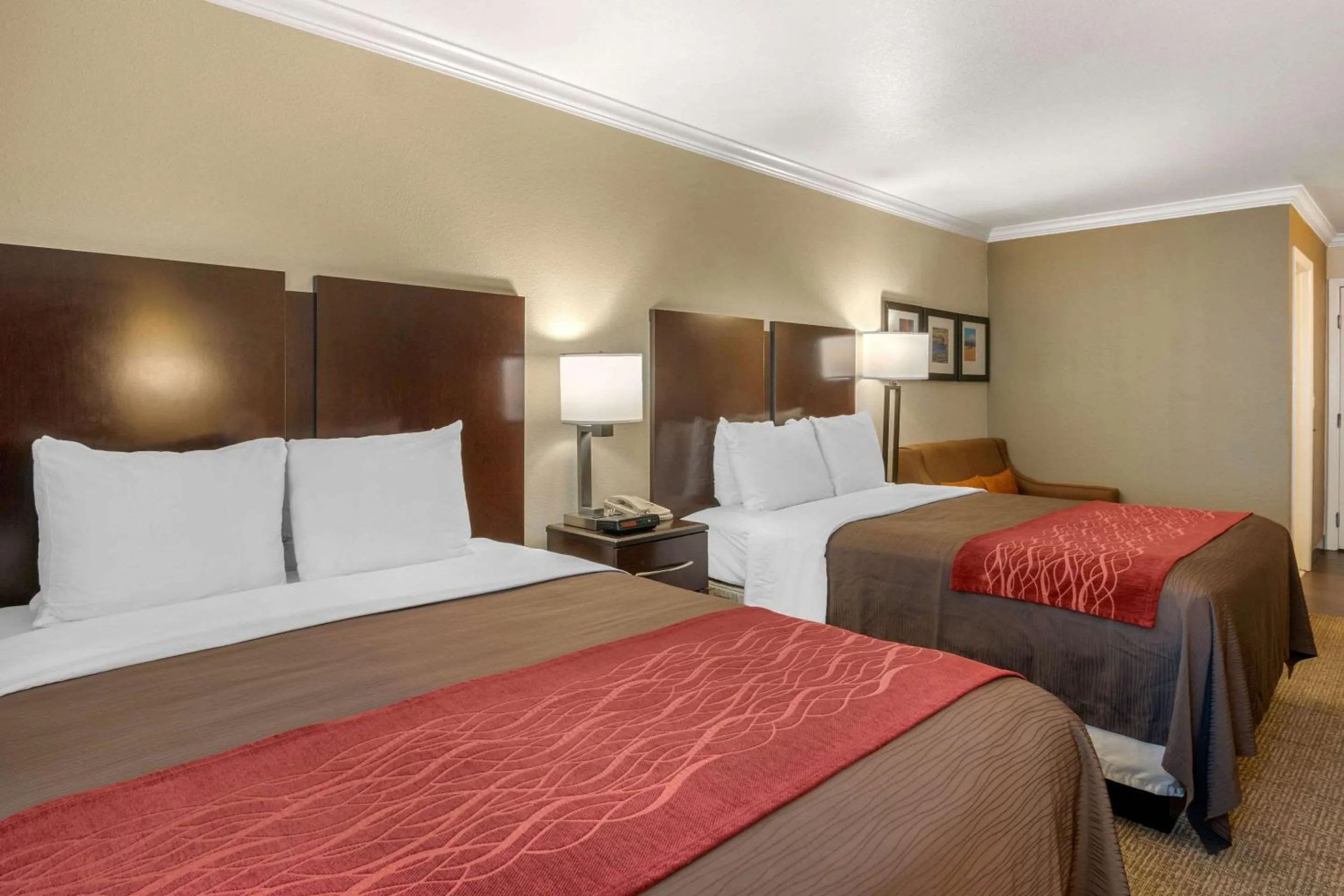 Photo of the whole room, Bed in Comfort Inn Columbia Gorge