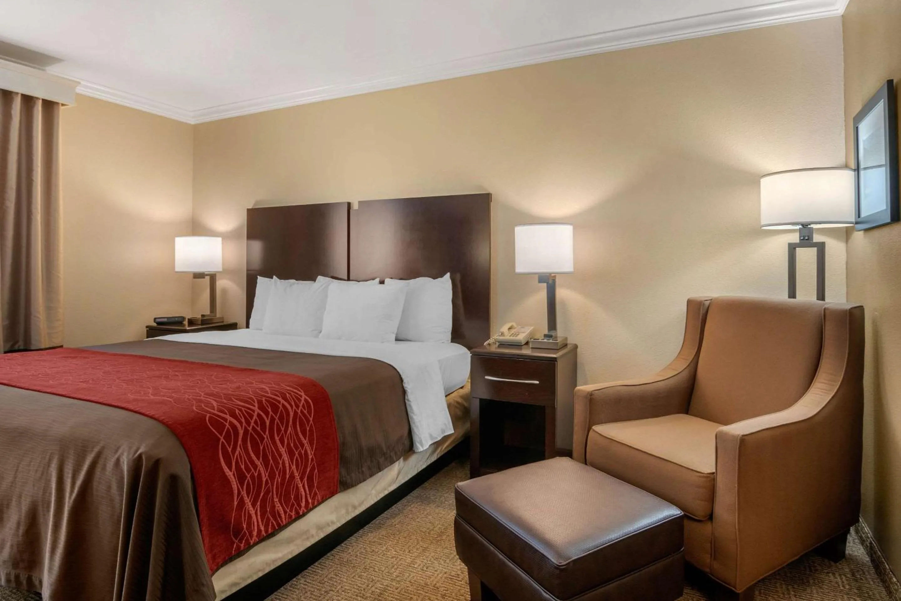 Bed in Comfort Inn Columbia Gorge