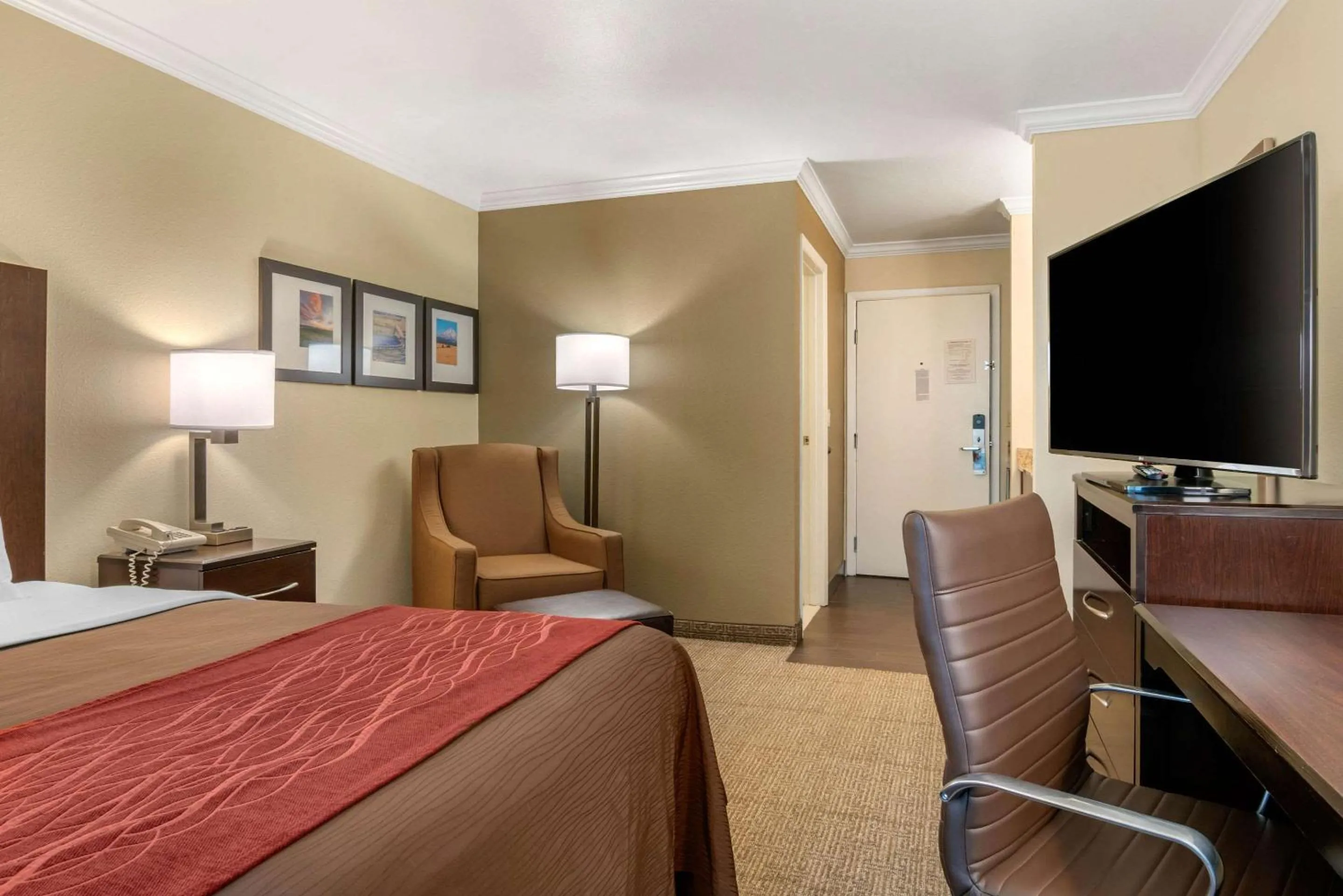 Photo of the whole room, Bed in Comfort Inn Columbia Gorge