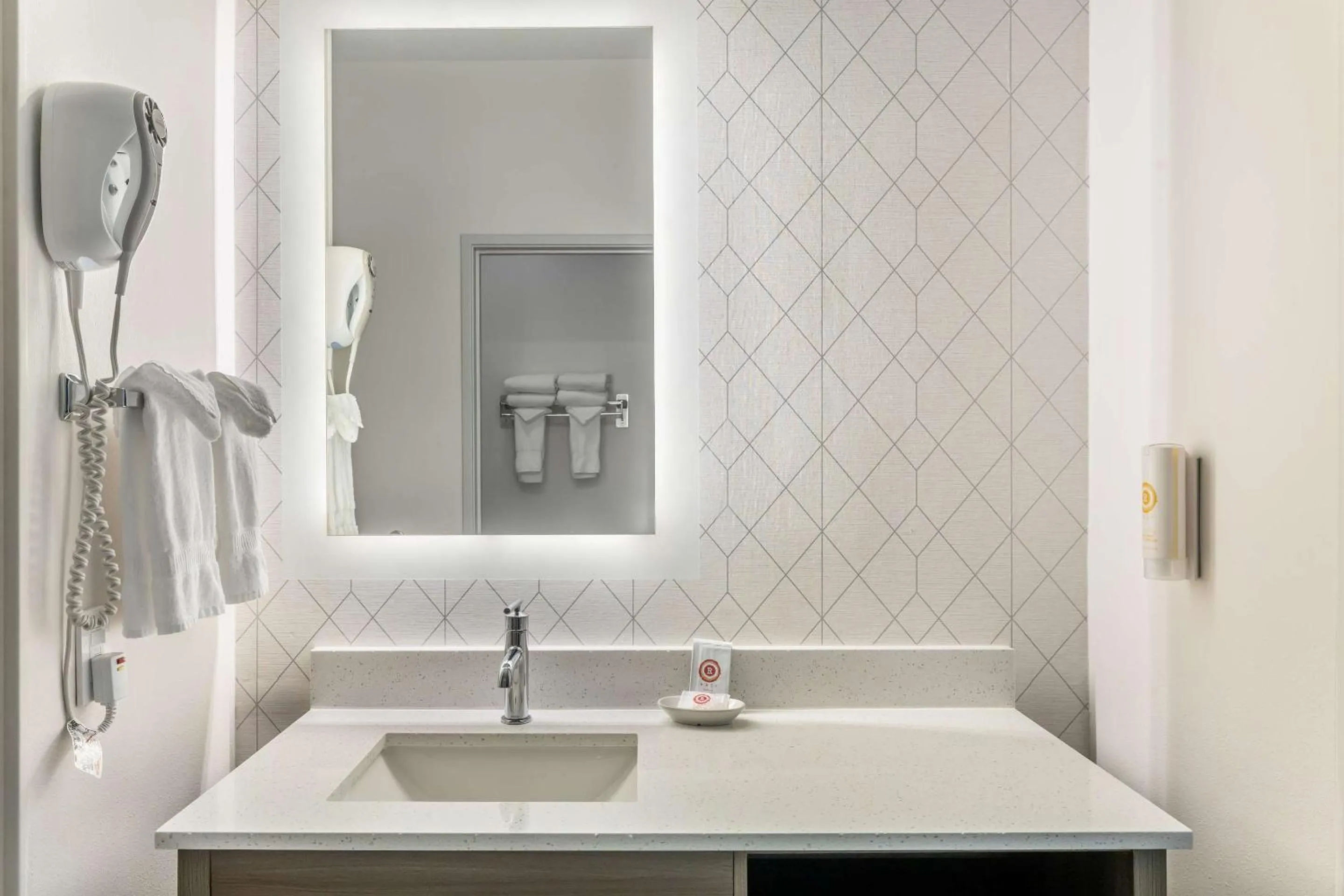 Bedroom in Comfort Suites Redmond Airport