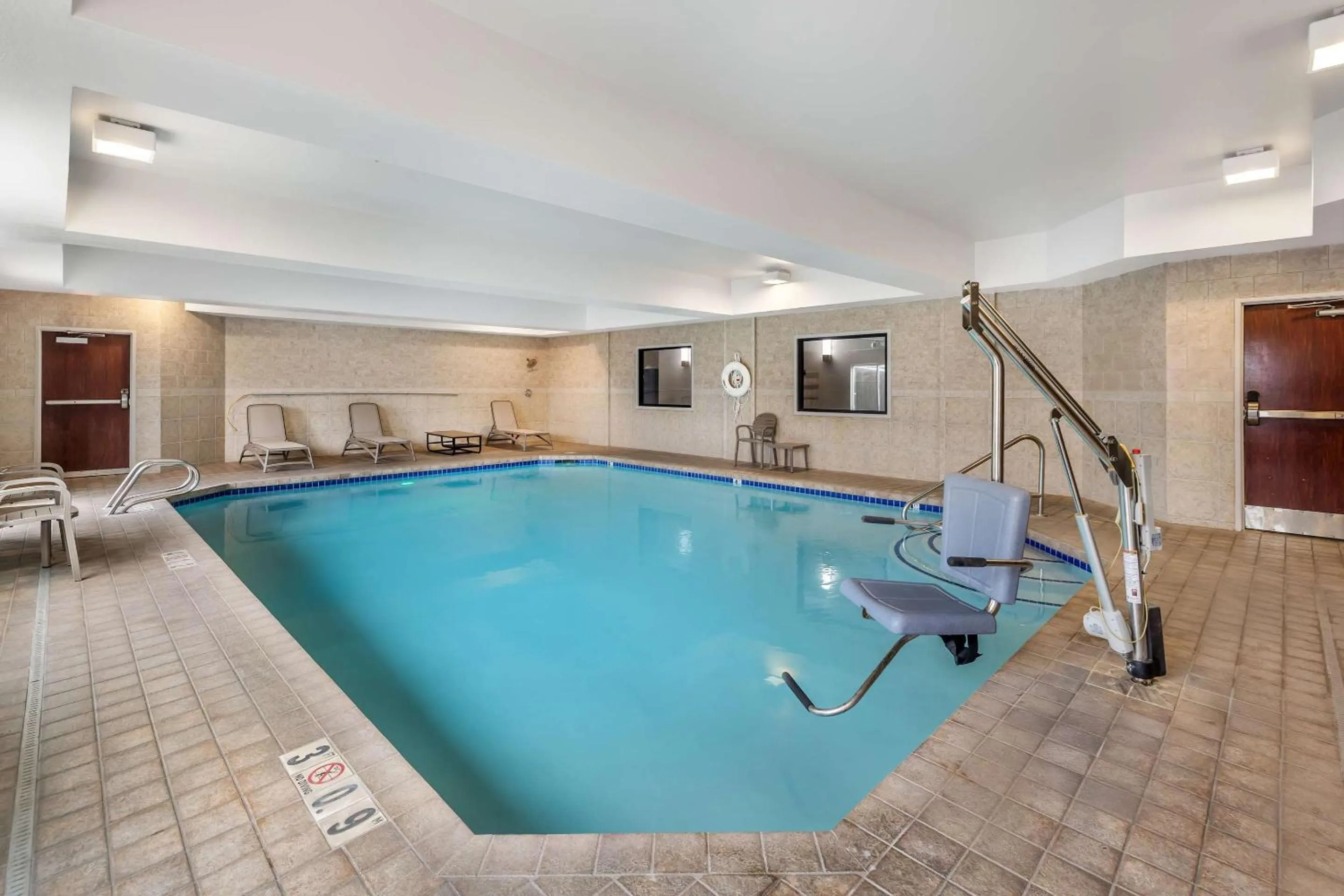 Swimming pool in Comfort Suites Redmond Airport