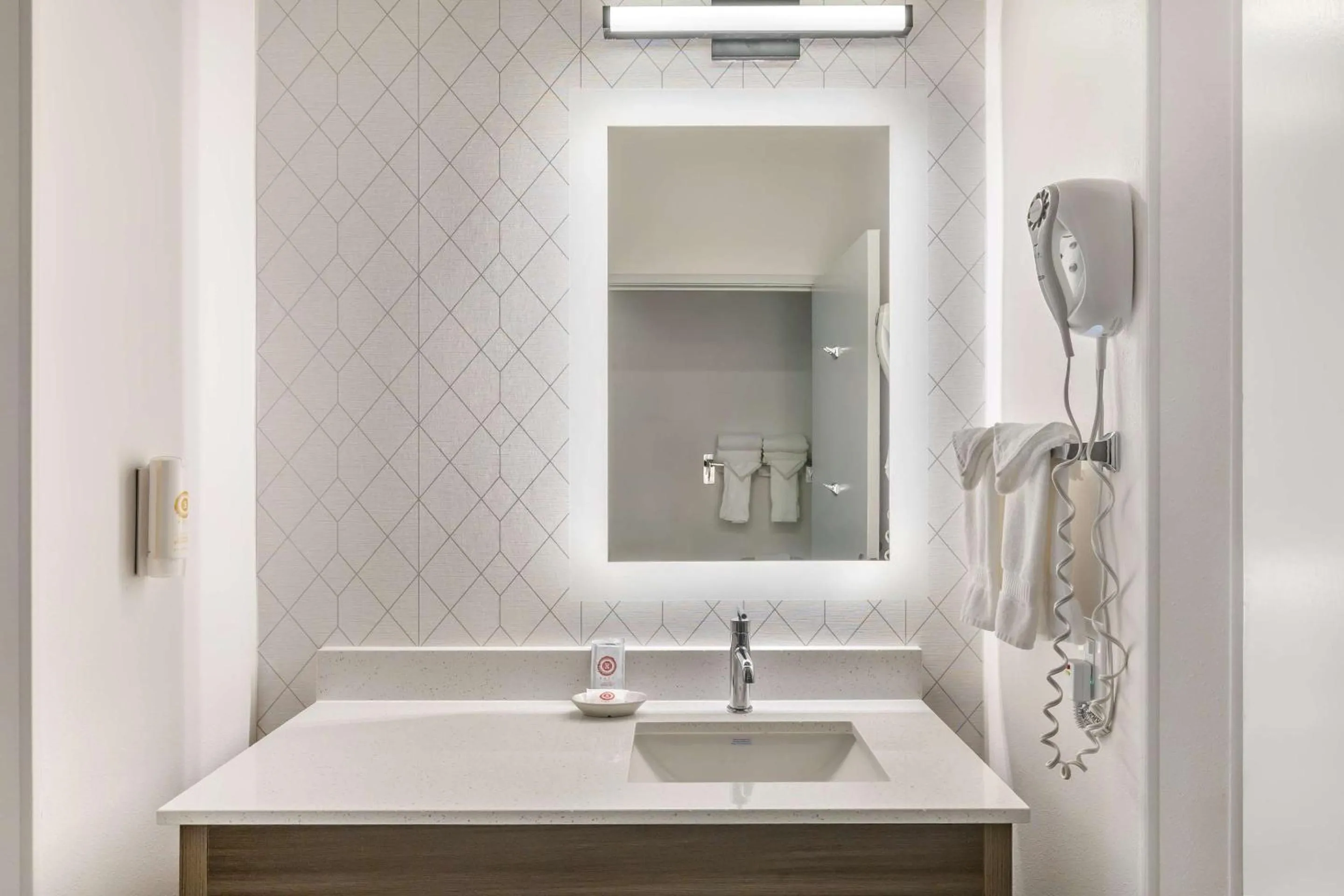 Bedroom in Comfort Suites Redmond Airport