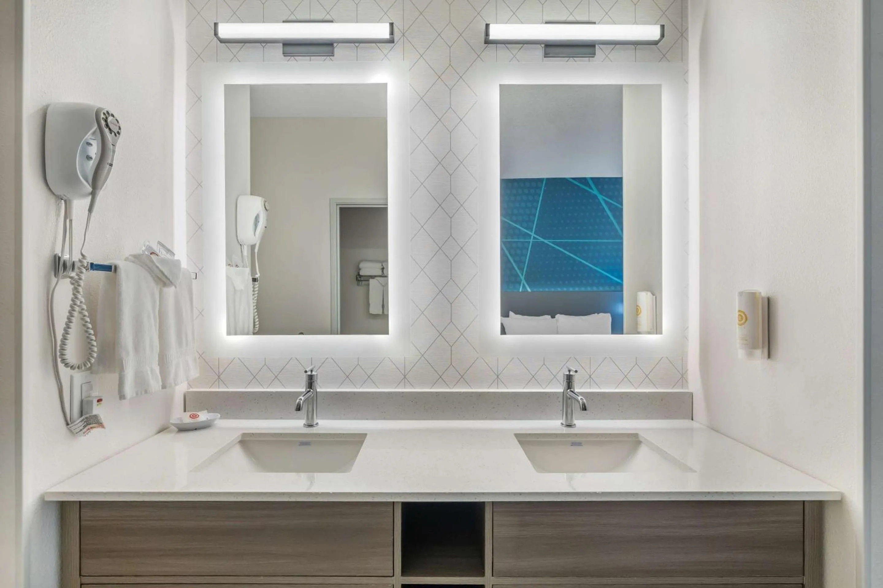 Bedroom in Comfort Suites Redmond Airport