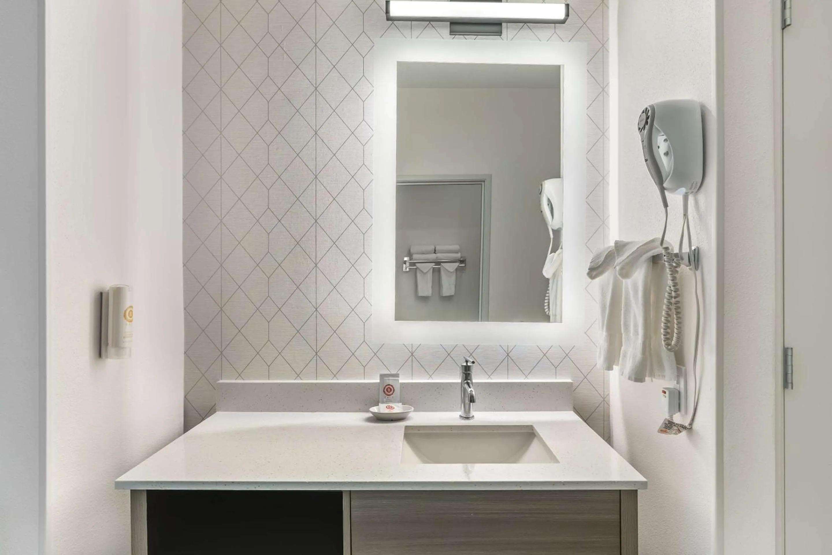 Bedroom in Comfort Suites Redmond Airport