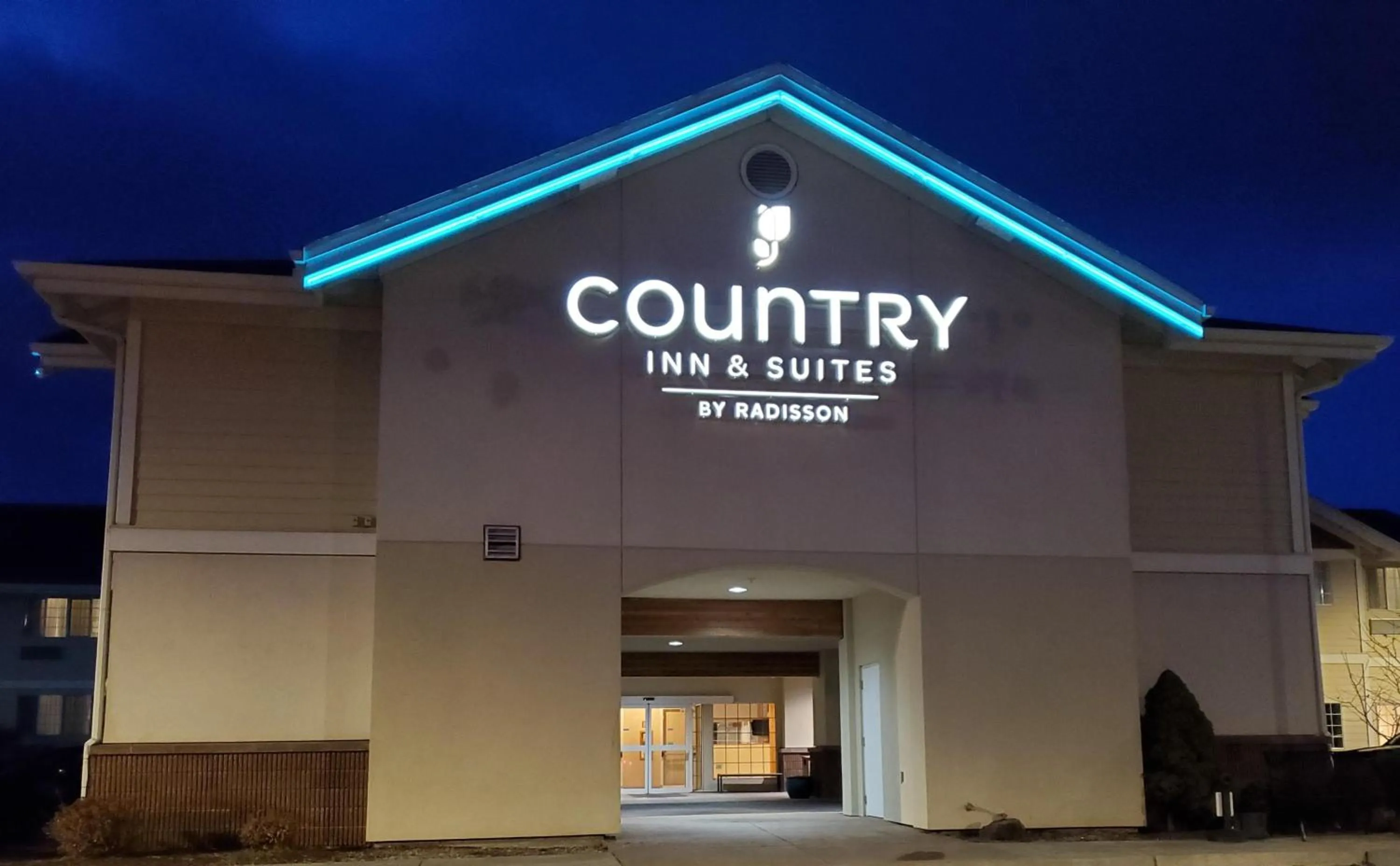 Property building in Country Inn & Suites by Radisson, Bend, OR