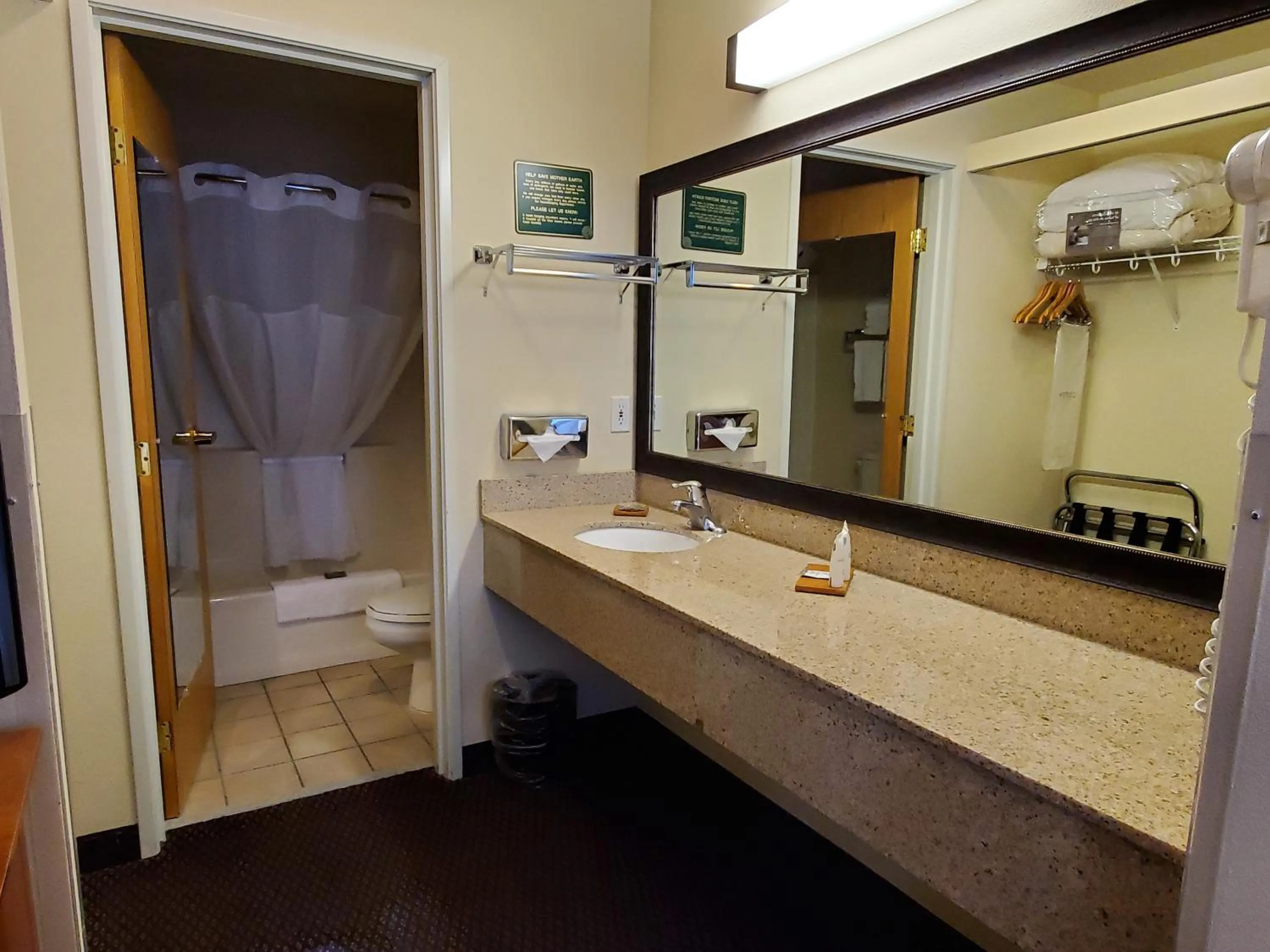 Bathroom in Country Inn & Suites by Radisson, Bend, OR