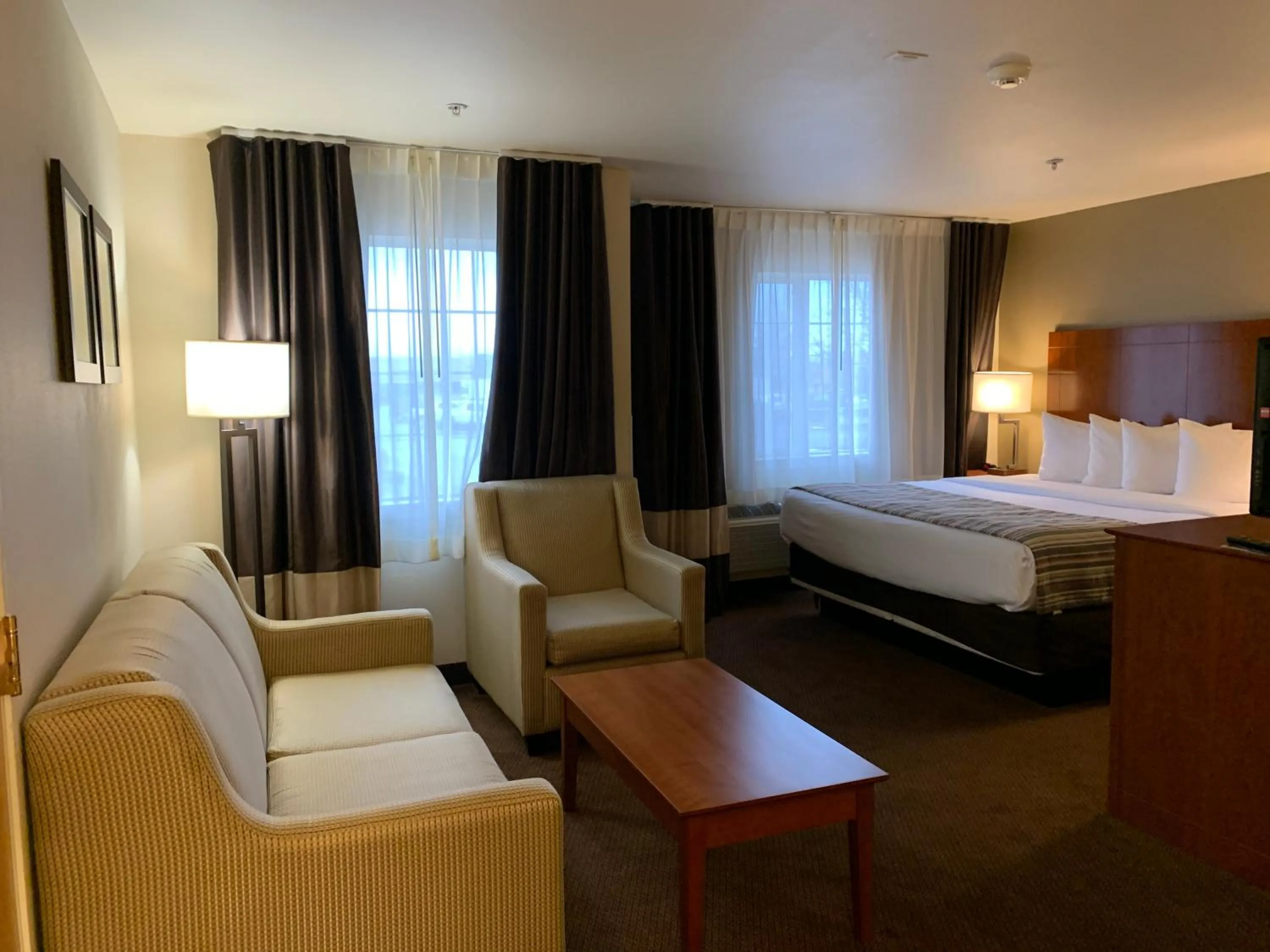 Photo of the whole room, Bed in Country Inn & Suites by Radisson, Bend, OR