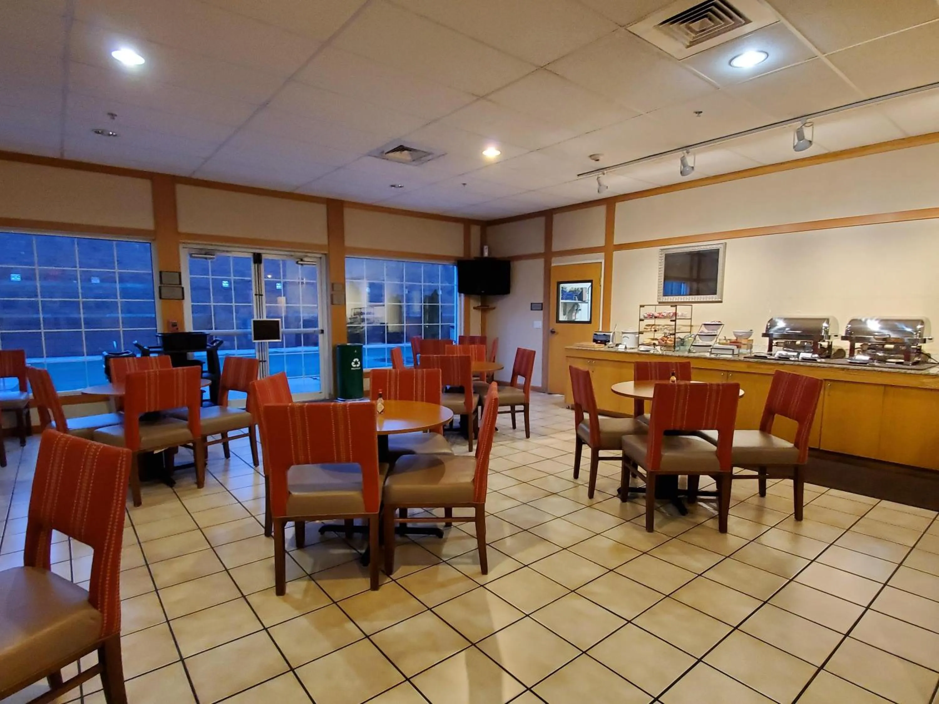 Restaurant/places to eat in Country Inn & Suites by Radisson, Bend, OR
