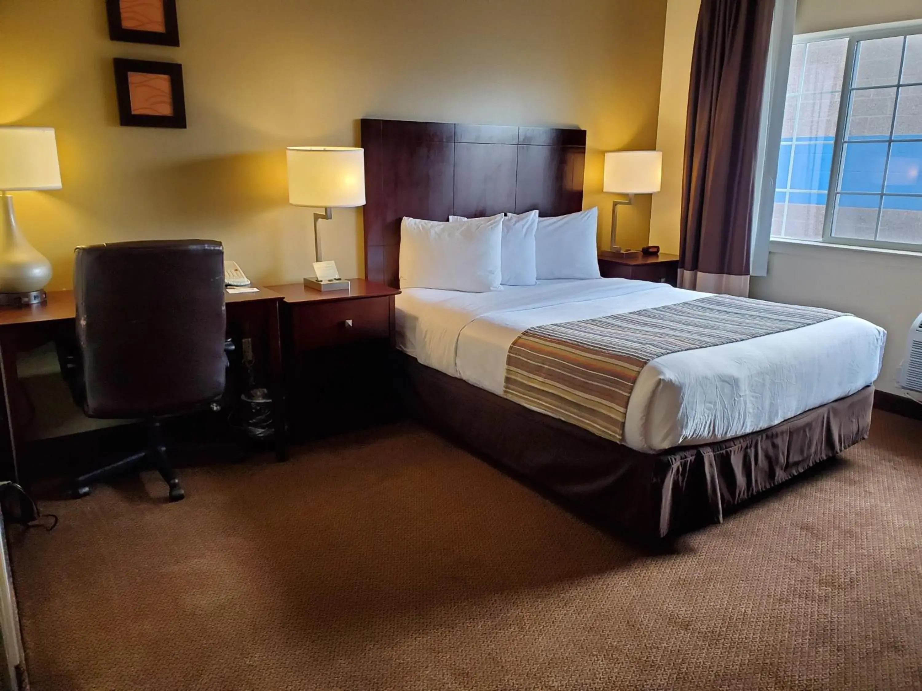 Queen Room - Disability Access in Country Inn & Suites by Radisson, Bend, OR Queen Room - Disability Access in Country Inn & Suites by Radisson, Bend, OR