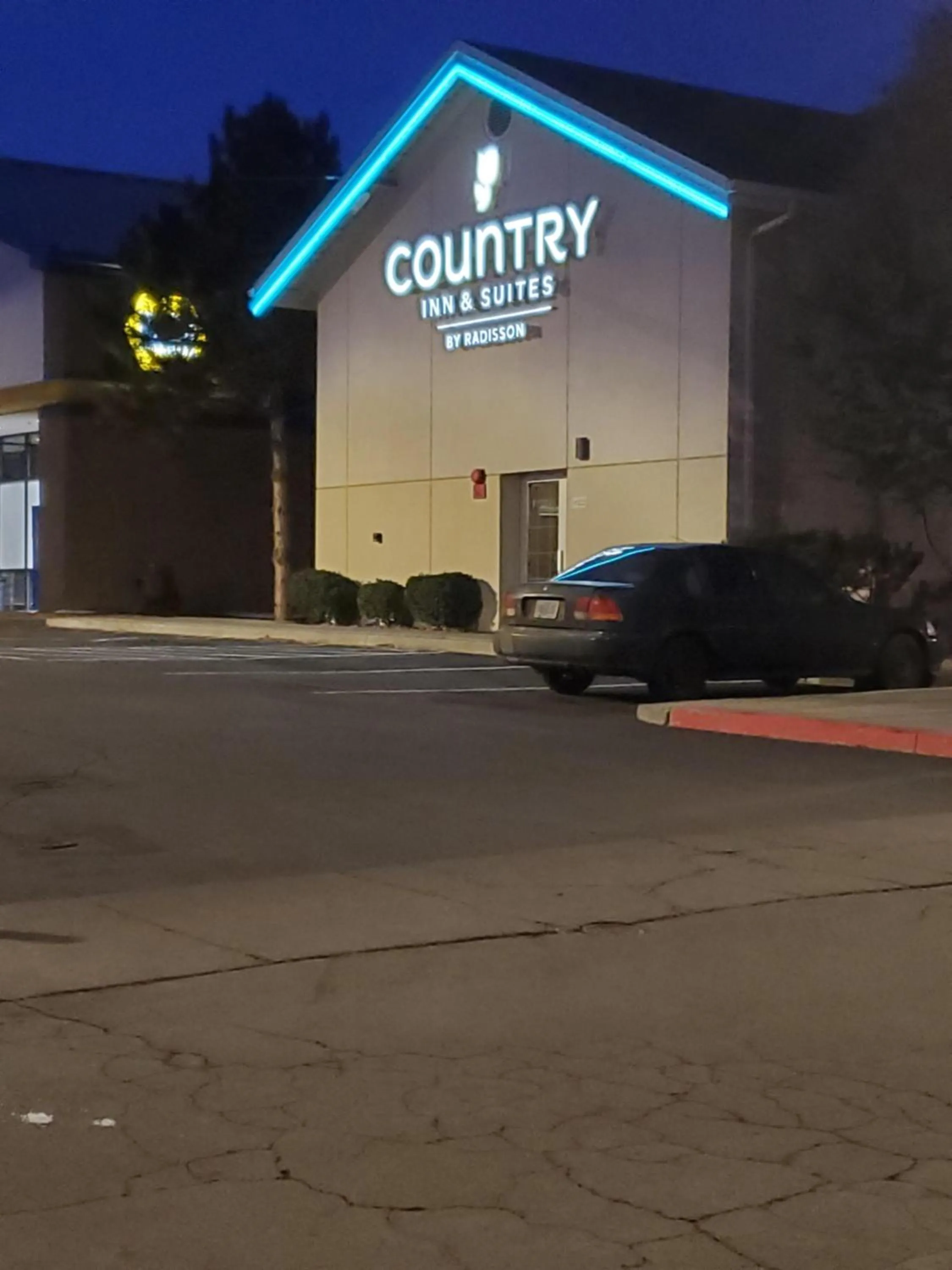 Property building in Country Inn & Suites by Radisson, Bend, OR