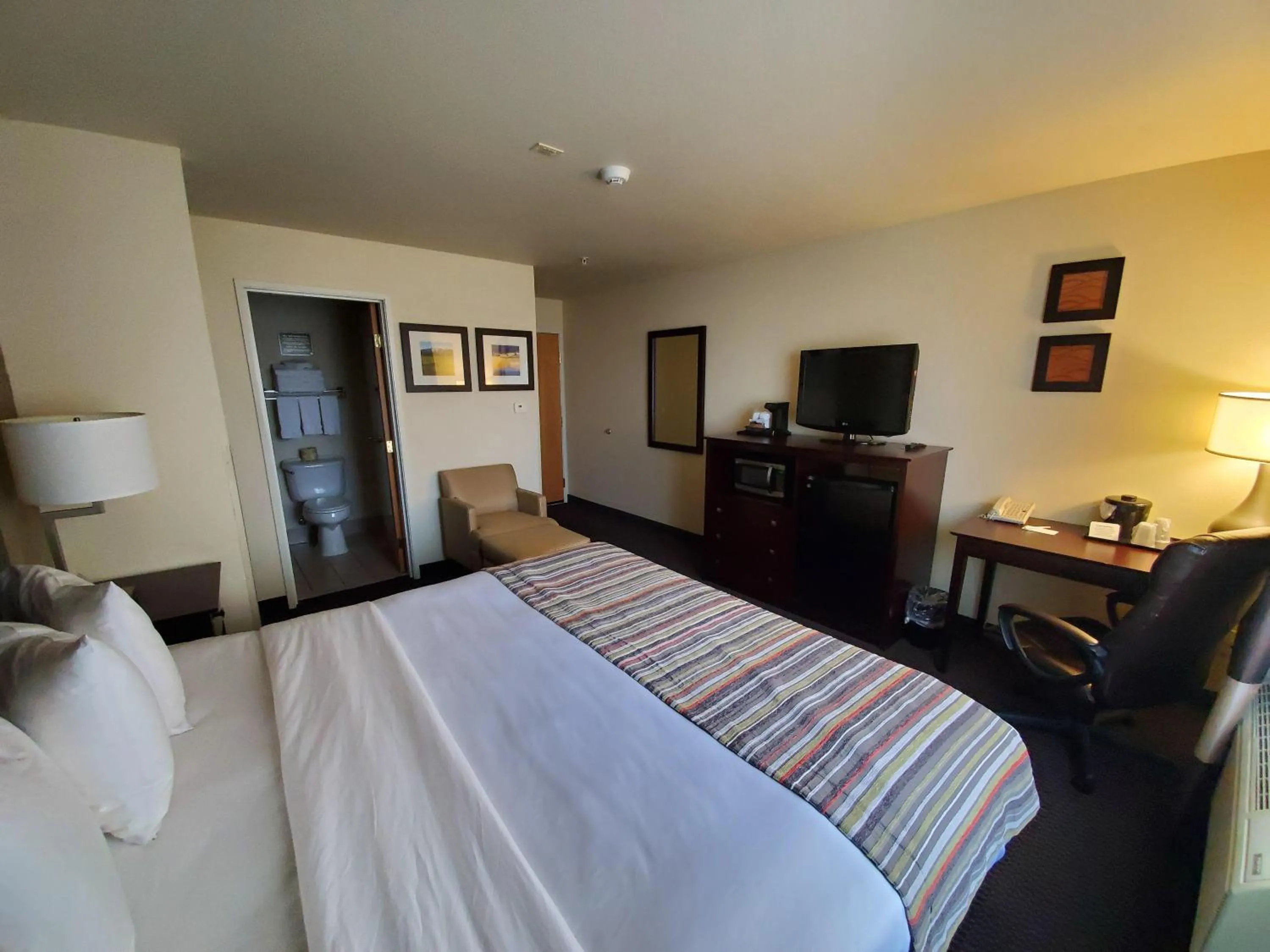 Photo of the whole room, Bed in Country Inn & Suites by Radisson, Bend, OR