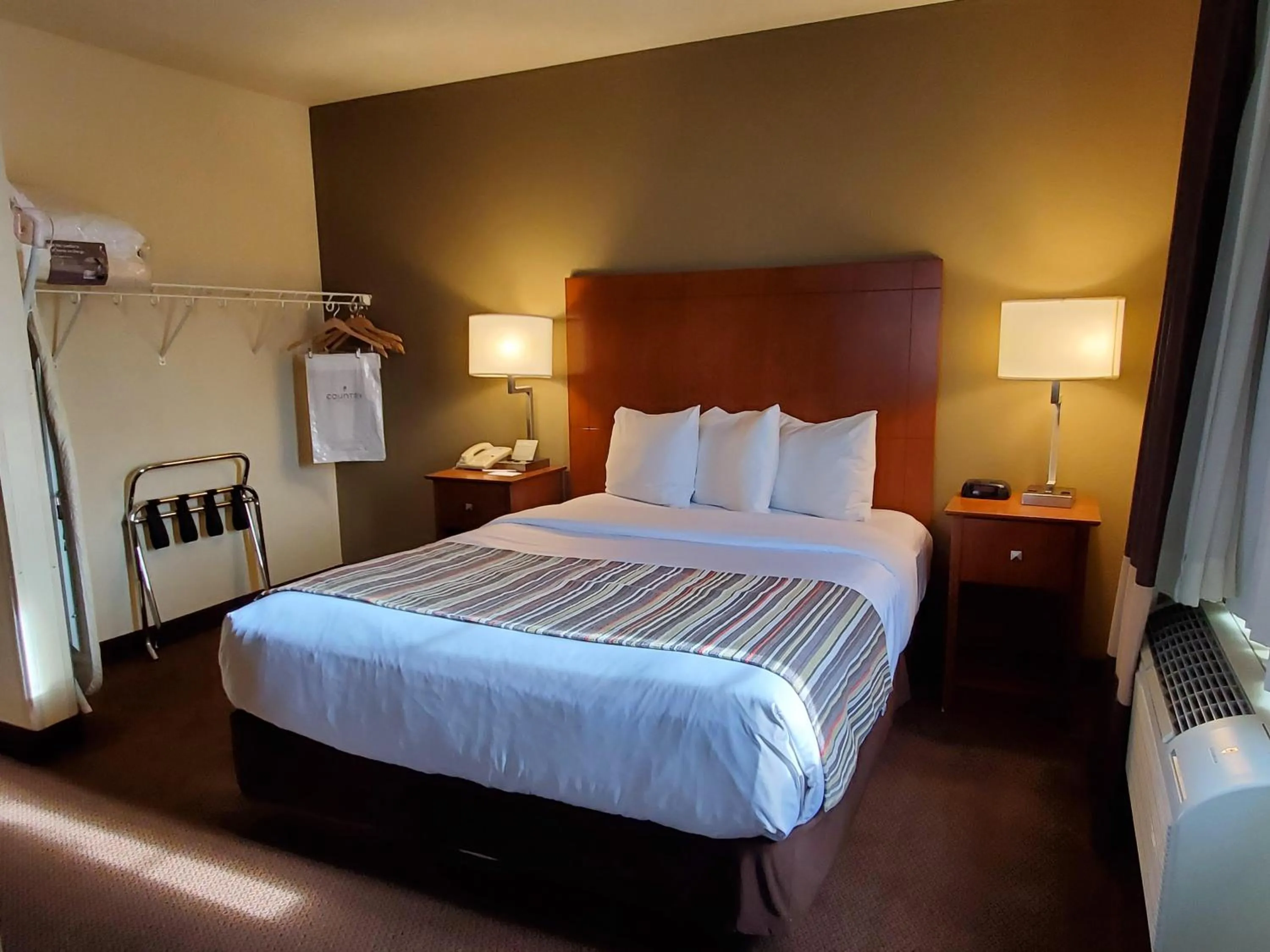 Bed in Country Inn & Suites by Radisson, Bend, OR