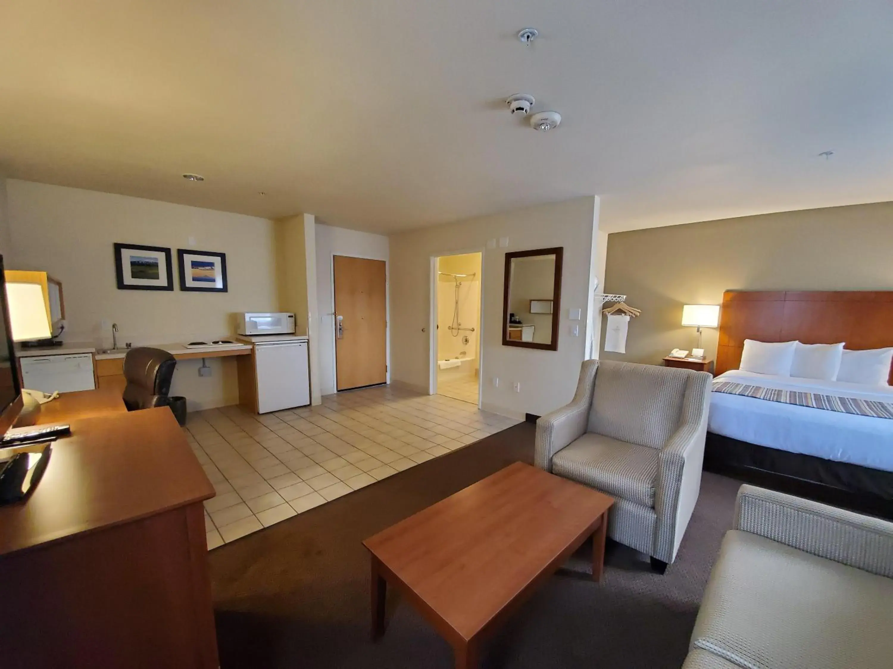 One-Bedroom Queen Suite - Disability Access/Non-Smoking in Country Inn & Suites by Radisson, Bend, OR One-Bedroom Queen Suite - Disability Access/Non-Smoking in Country Inn & Suites by Radisson, Bend, OR