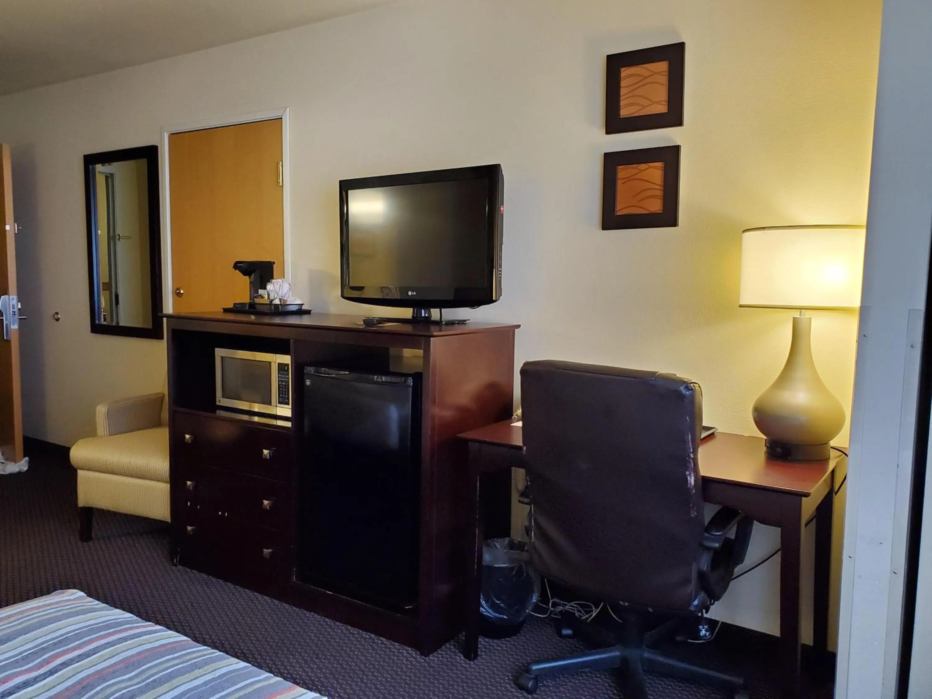 TV and multimedia in Country Inn & Suites by Radisson, Bend, OR
