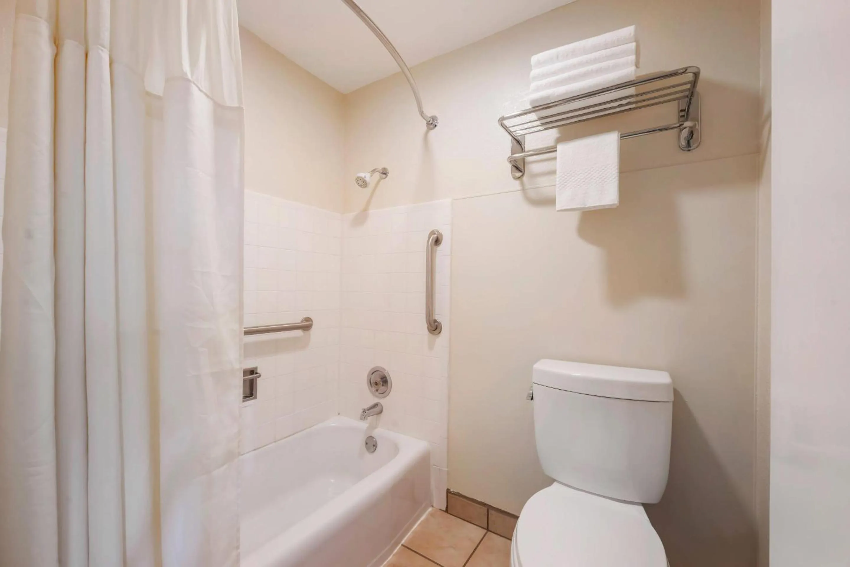 Bedroom in Rodeway Inn Albany