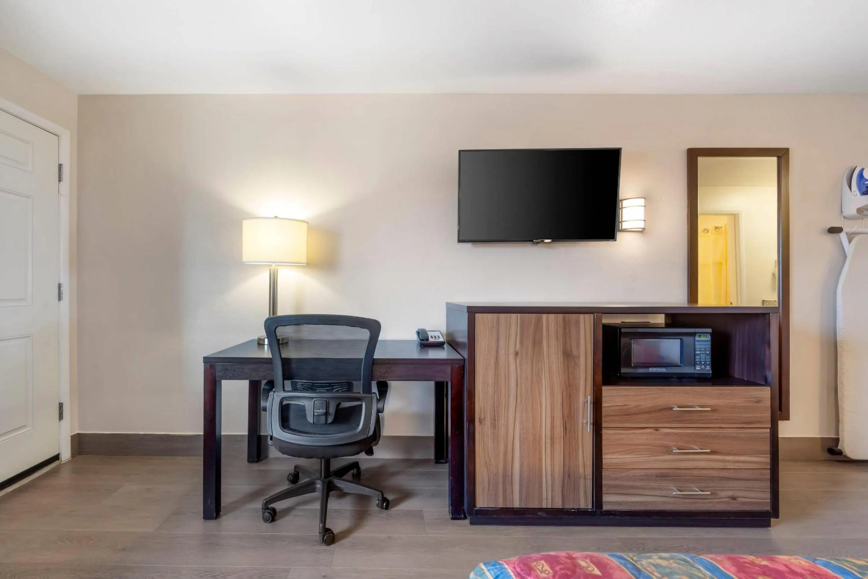 Bedroom in Rodeway Inn Albany