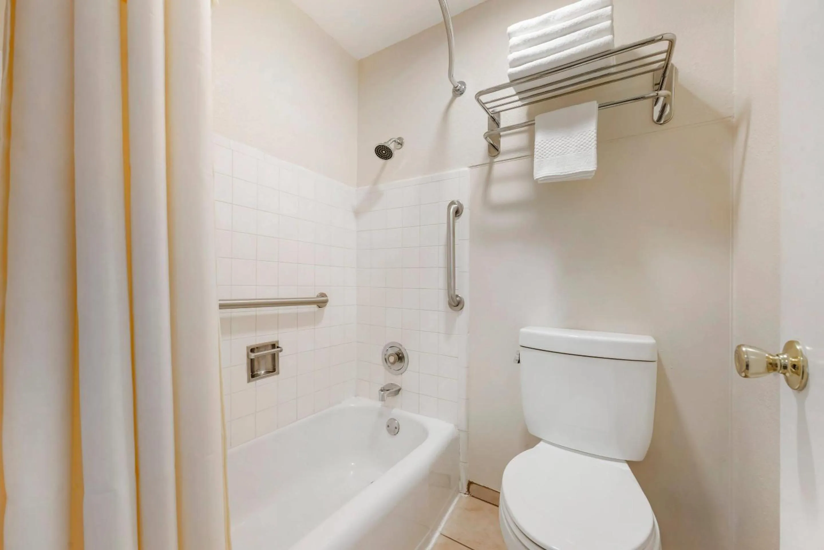 Bedroom in Rodeway Inn Albany