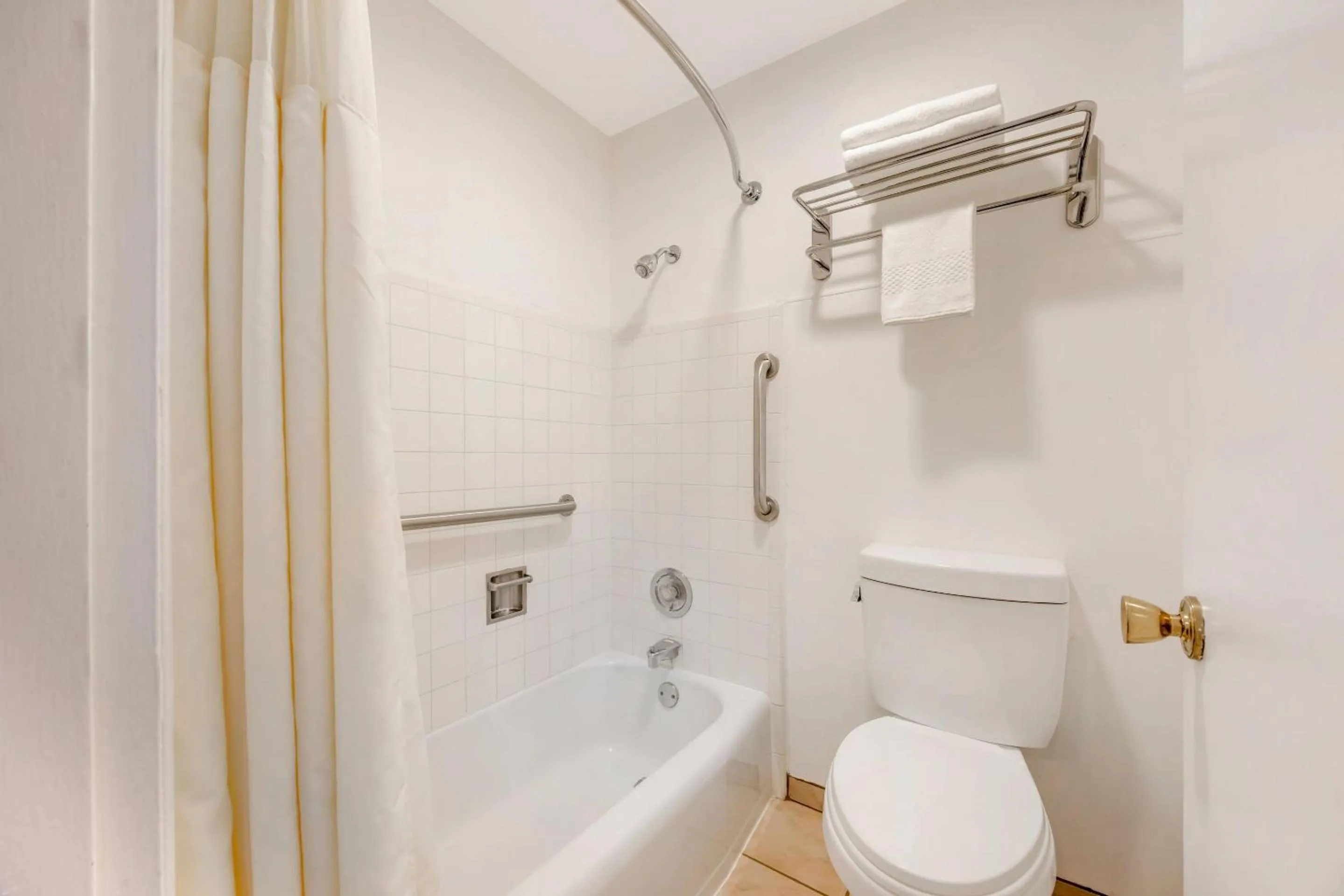 Bedroom in Rodeway Inn Albany