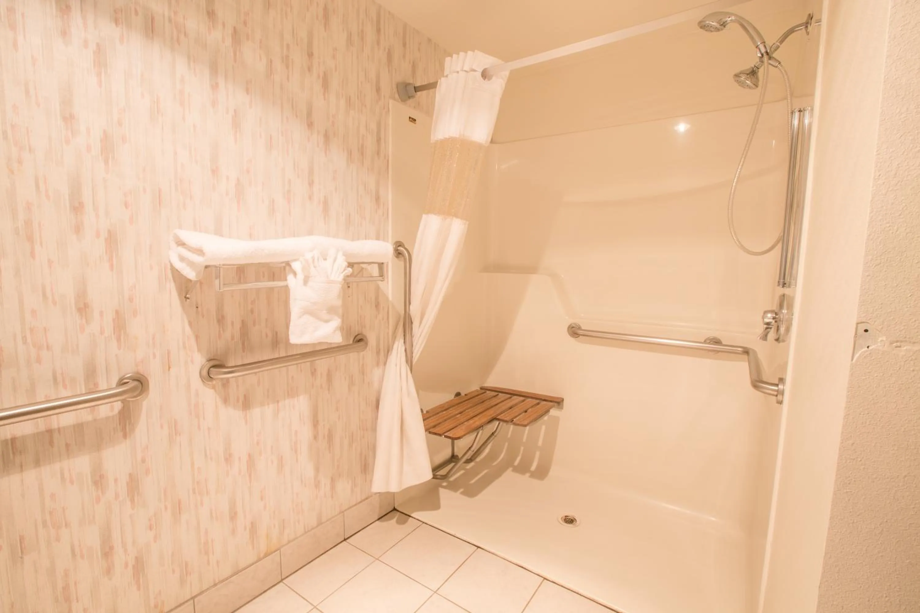 Shower in Bridgeway Inn & Suites - Portland Airport