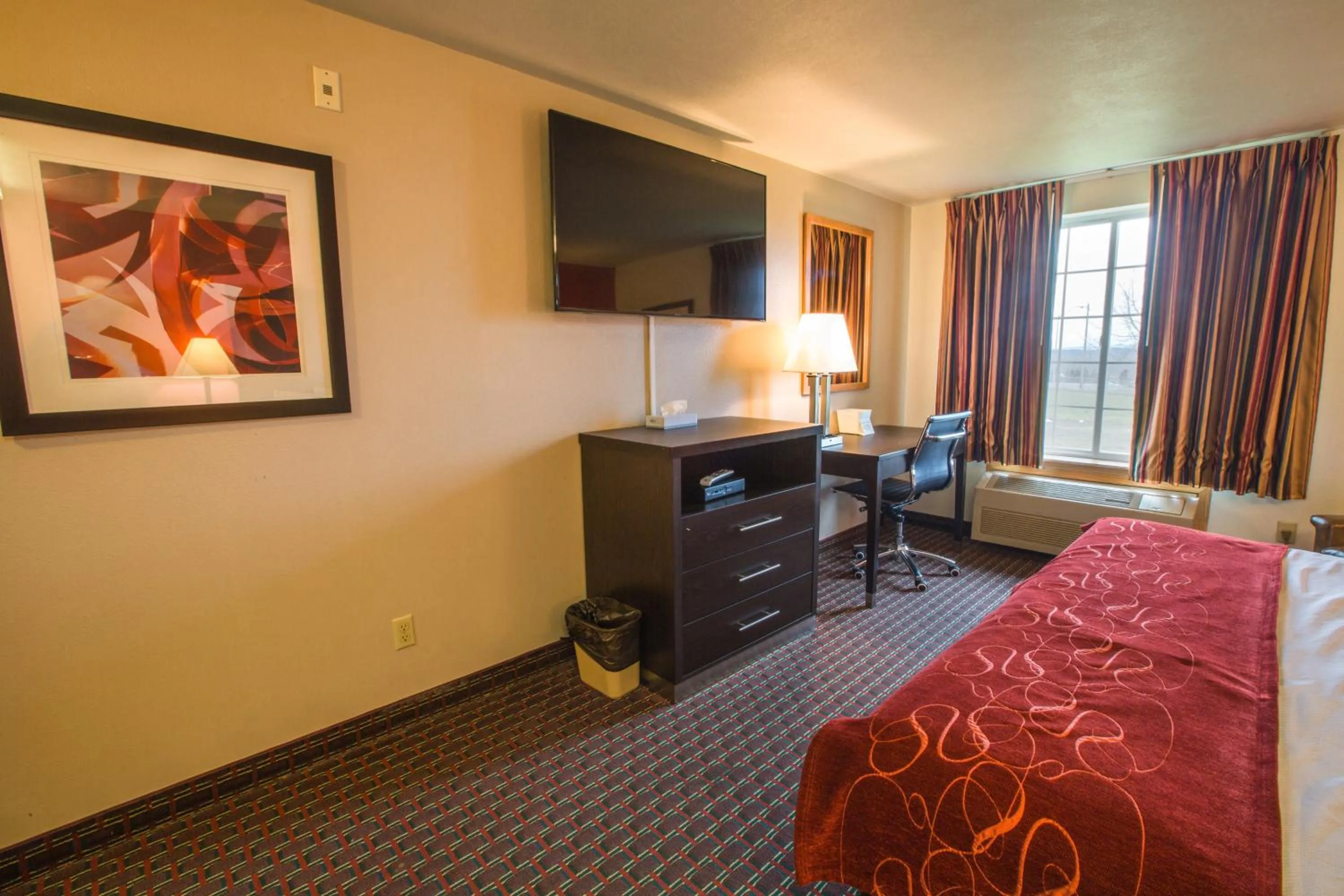 TV and multimedia, Bed in Bridgeway Inn & Suites - Portland Airport