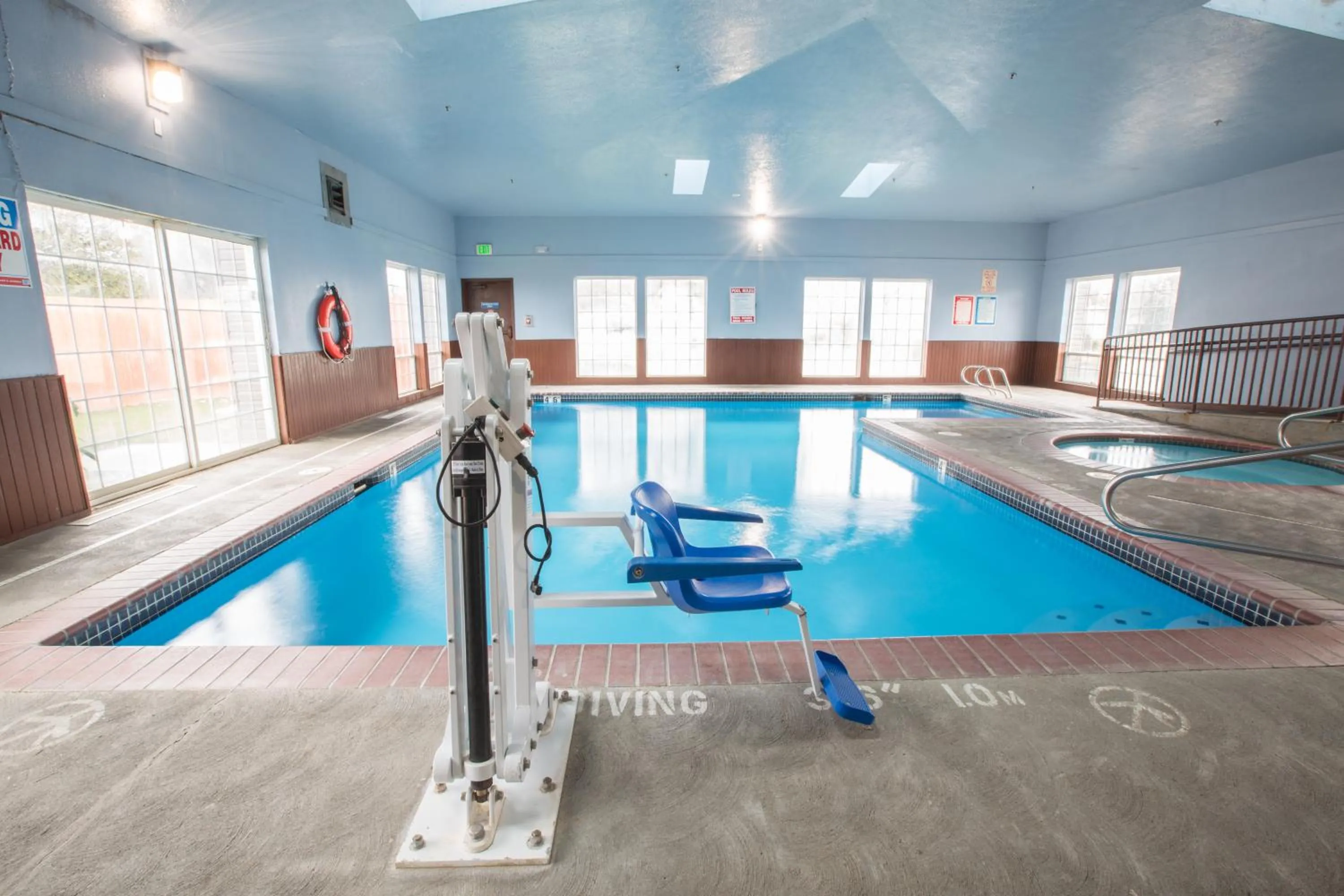 Swimming pool in Bridgeway Inn & Suites - Portland Airport