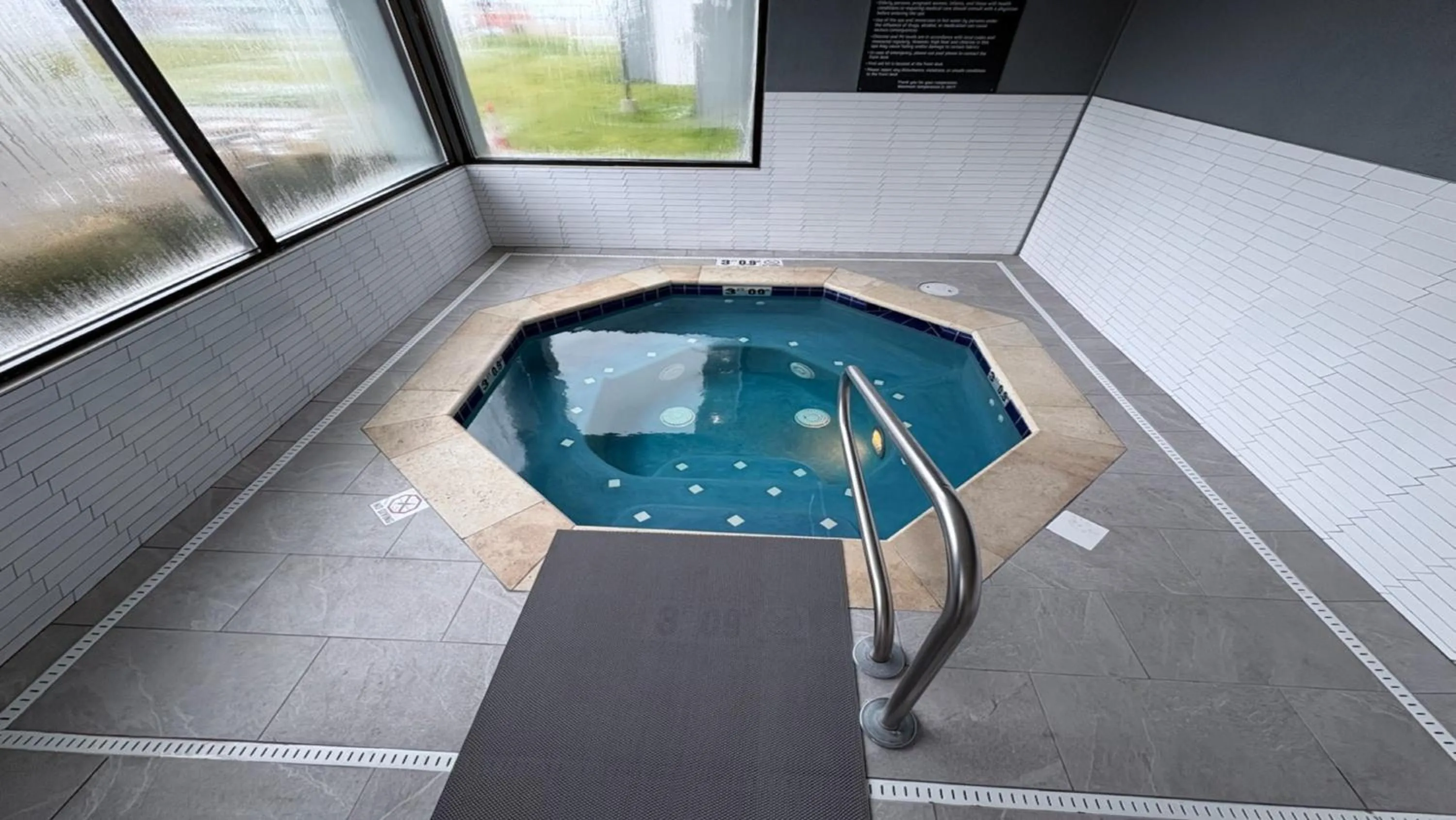 Swimming pool in Clarion Inn Ontario