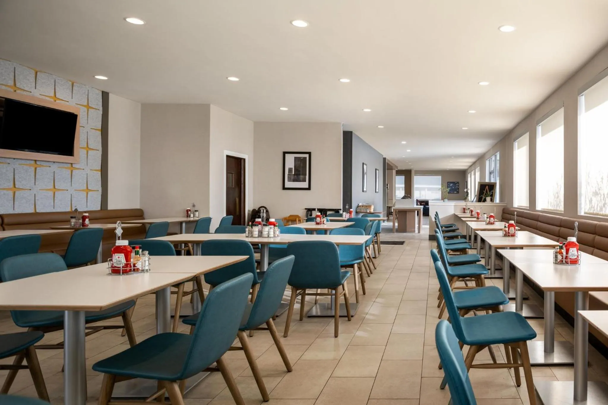 Restaurant/places to eat in Clarion Inn Ontario