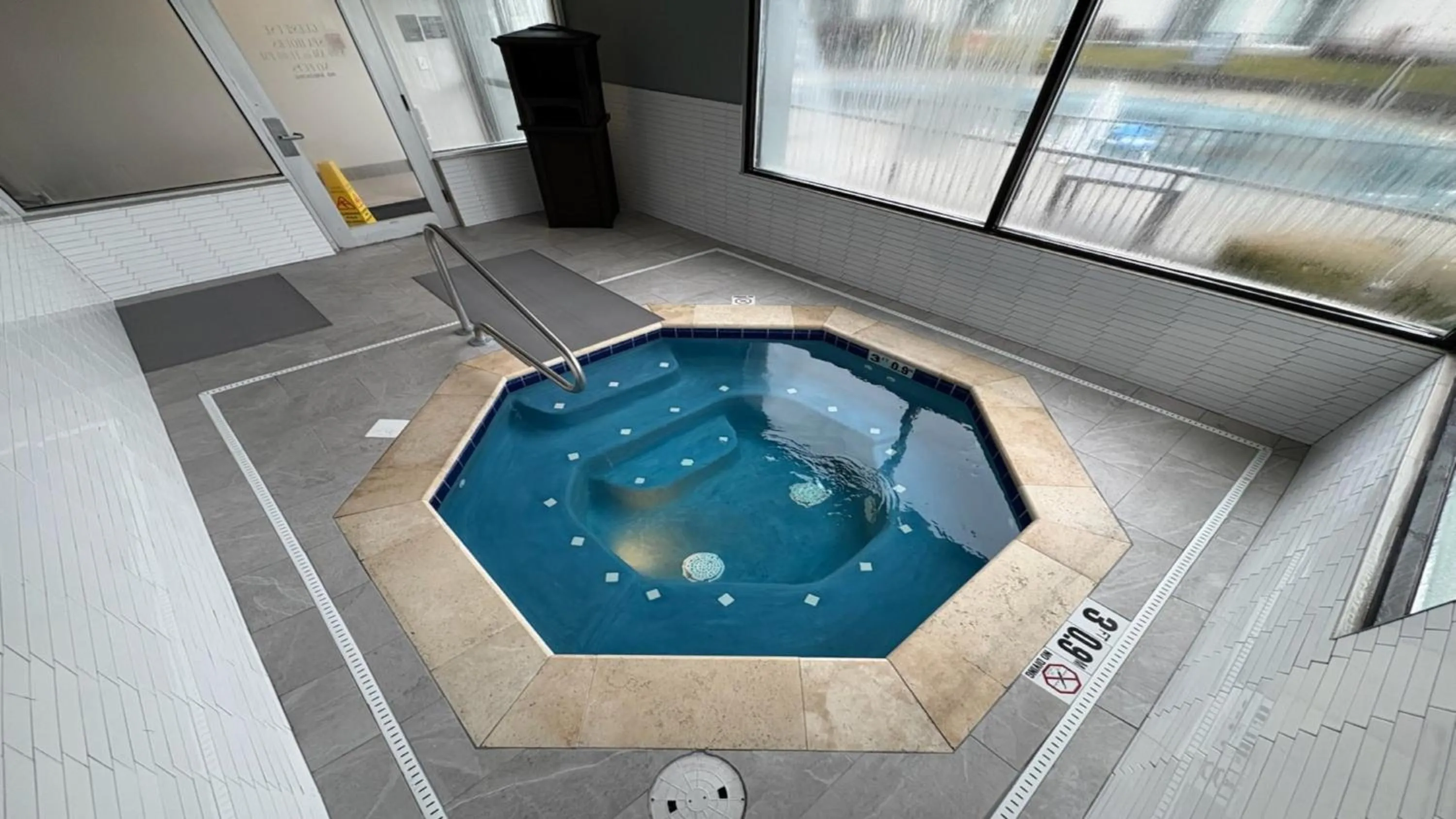 Swimming pool in Clarion Inn Ontario