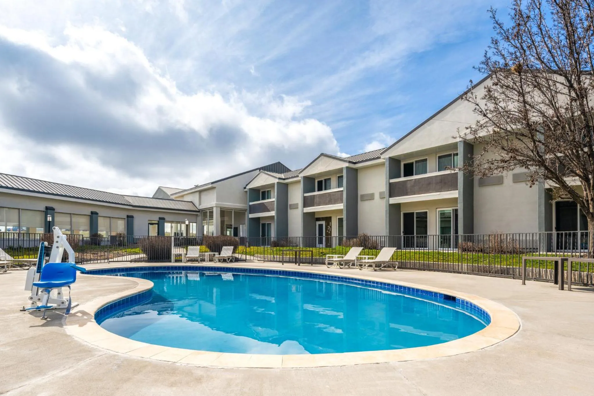 Swimming pool in Clarion Inn Ontario