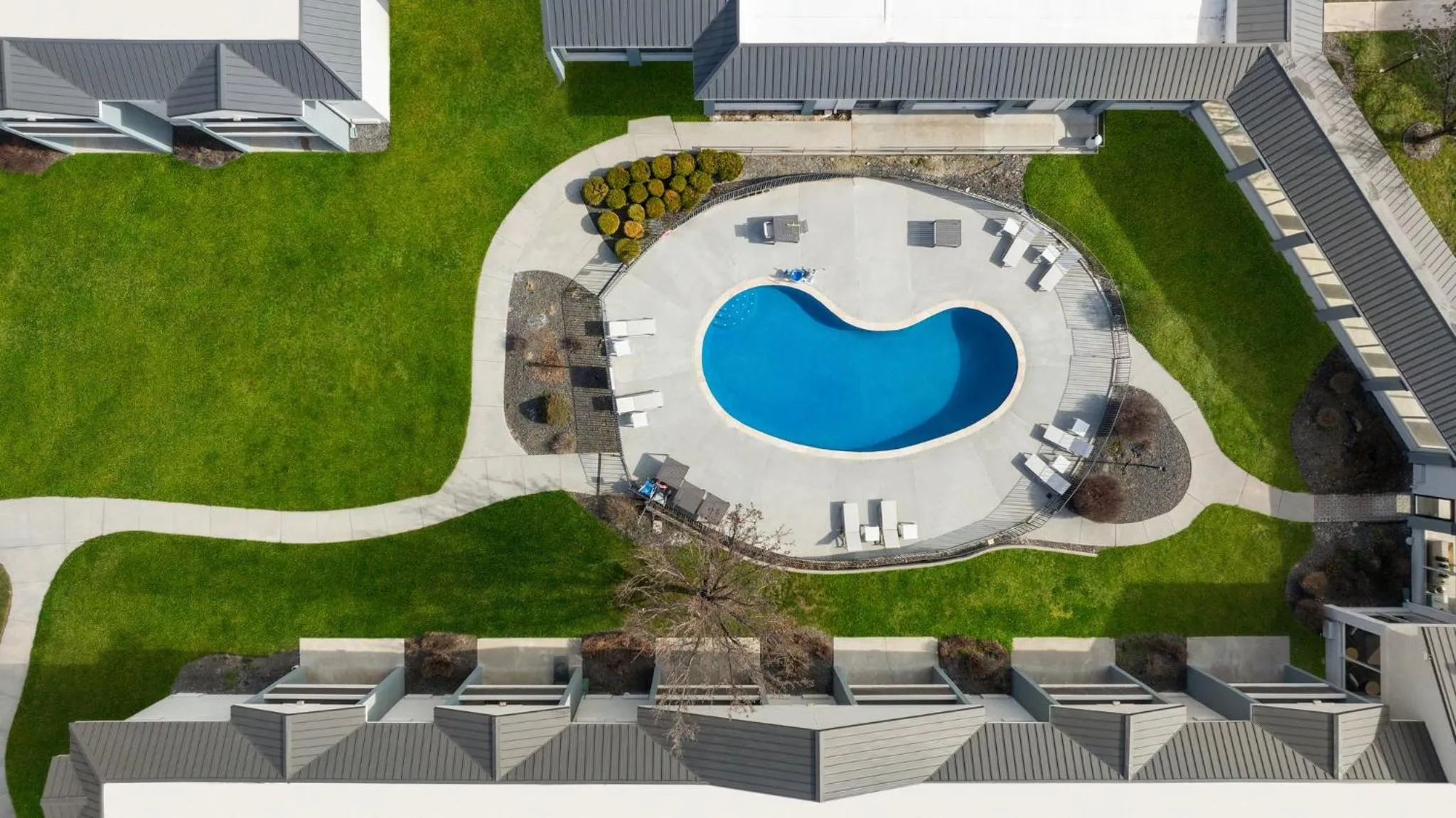 Swimming pool in Clarion Inn Ontario