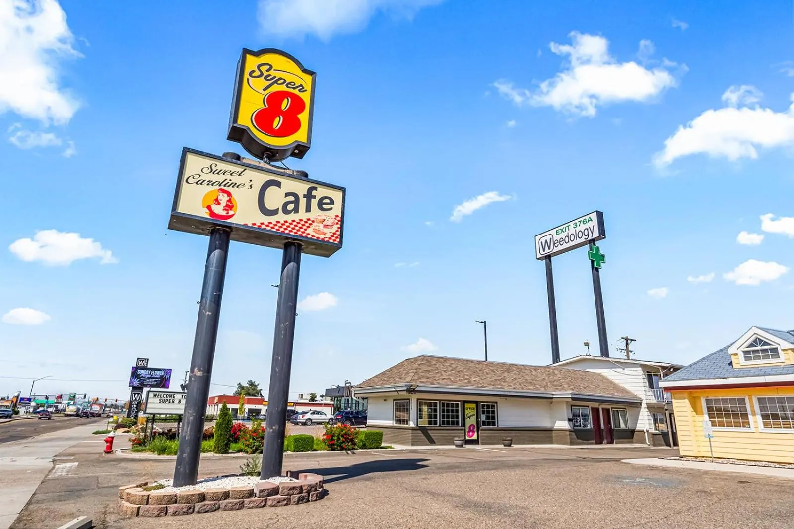 Property building in Super 8 by Wyndham Ontario