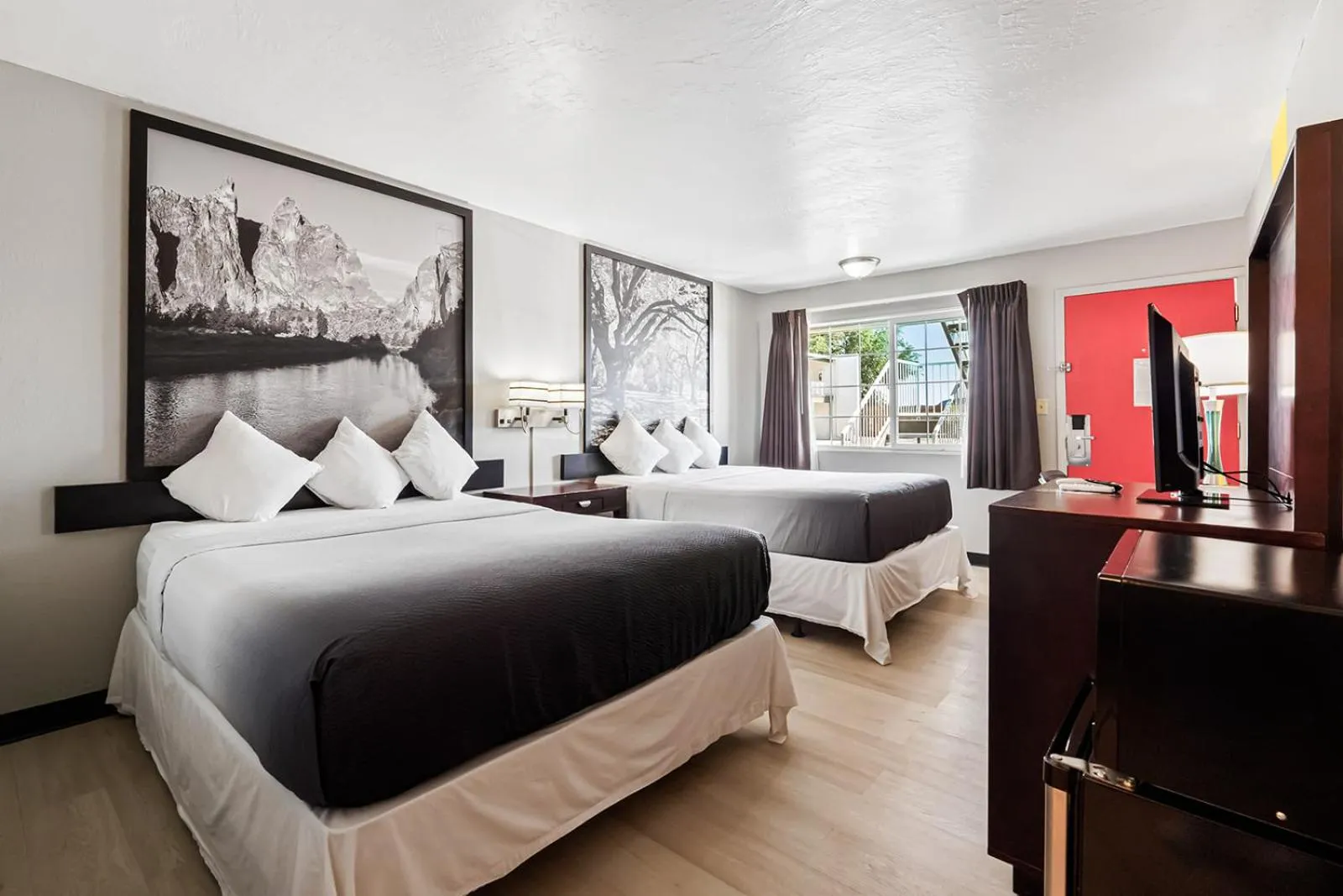 Bedroom, Bed in Super 8 by Wyndham Ontario