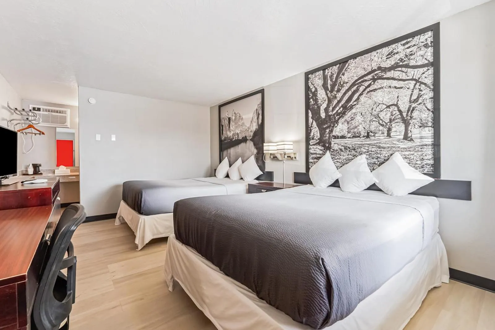 Photo of the whole room, Bed in Super 8 by Wyndham Ontario